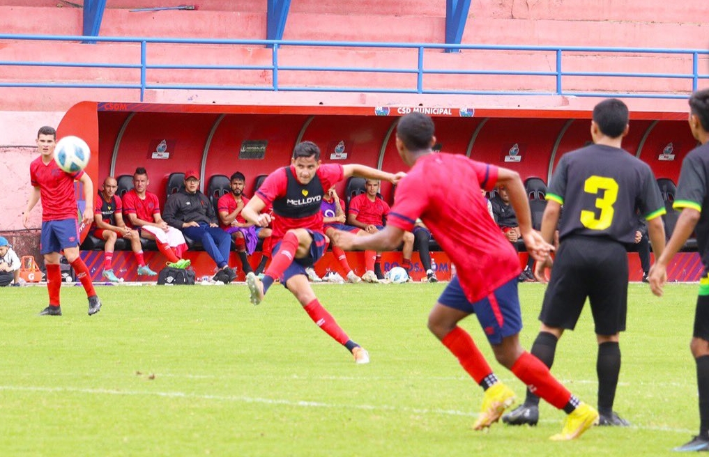 José Martínez festejó un hat-trick contra Juventud Pinulteca. (Foto Prensa Libre: CSD Municipal)