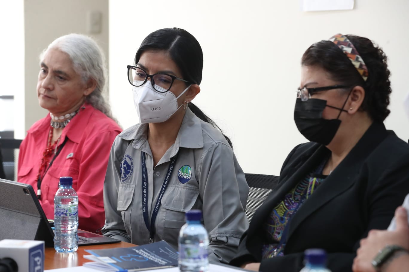 Personal de la Unidad de Bienestar Animal del Ministerio de Agricultura Ganadería y Alimentación (MAGA) asistió a una citación al Congreso de la República este martes 24 de enero de 2023. (Foto Prensa Libre: Roberto López)