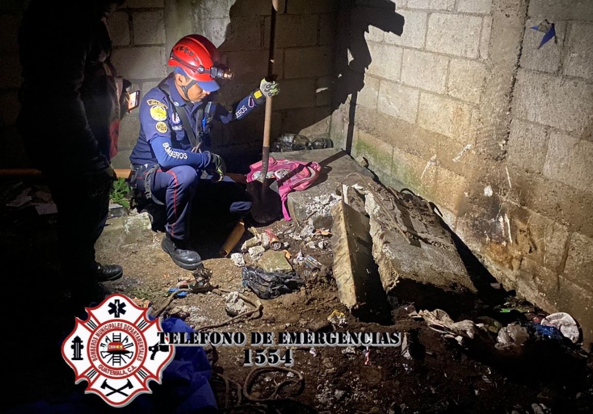 El cuerpo de una niña de 7 años fue hallado enterrado en una casa abandonada de  lotificación La Selva, Ciudad Peronia, zona 8 de Villa Nueva. (Foto Prensa Libre: Bomberos Municipales Departamentales)