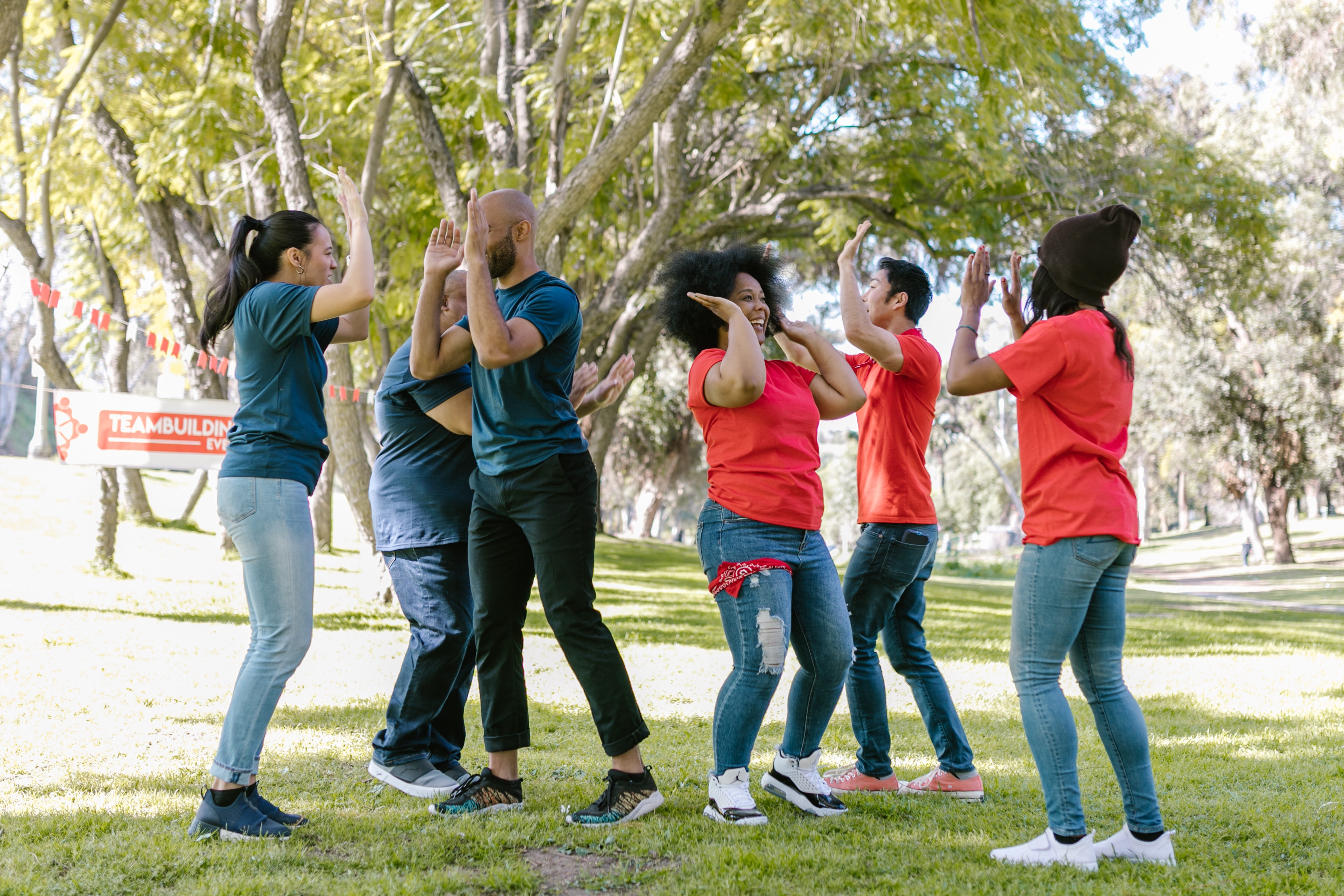 Grupo de personas jugando