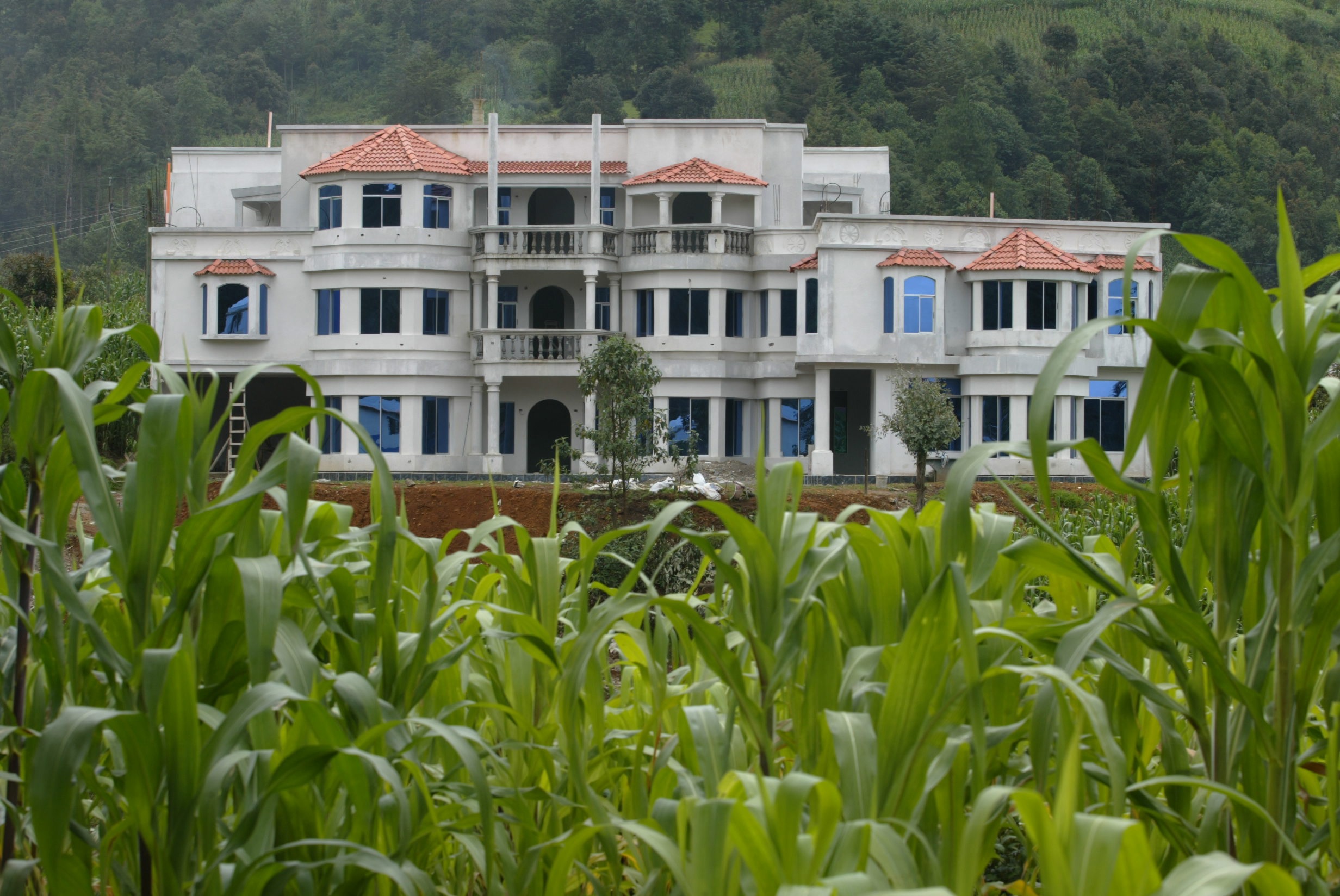 Llamativa casa en Santa Eulalia, Huehuetenango, construida con dinero que mandan los migrantes desde EE. UU. En los municipios de este departamento la tradición de migrar está arraigada. (Foto Prensa Libre: Hemeroteca PL/Esbin García)