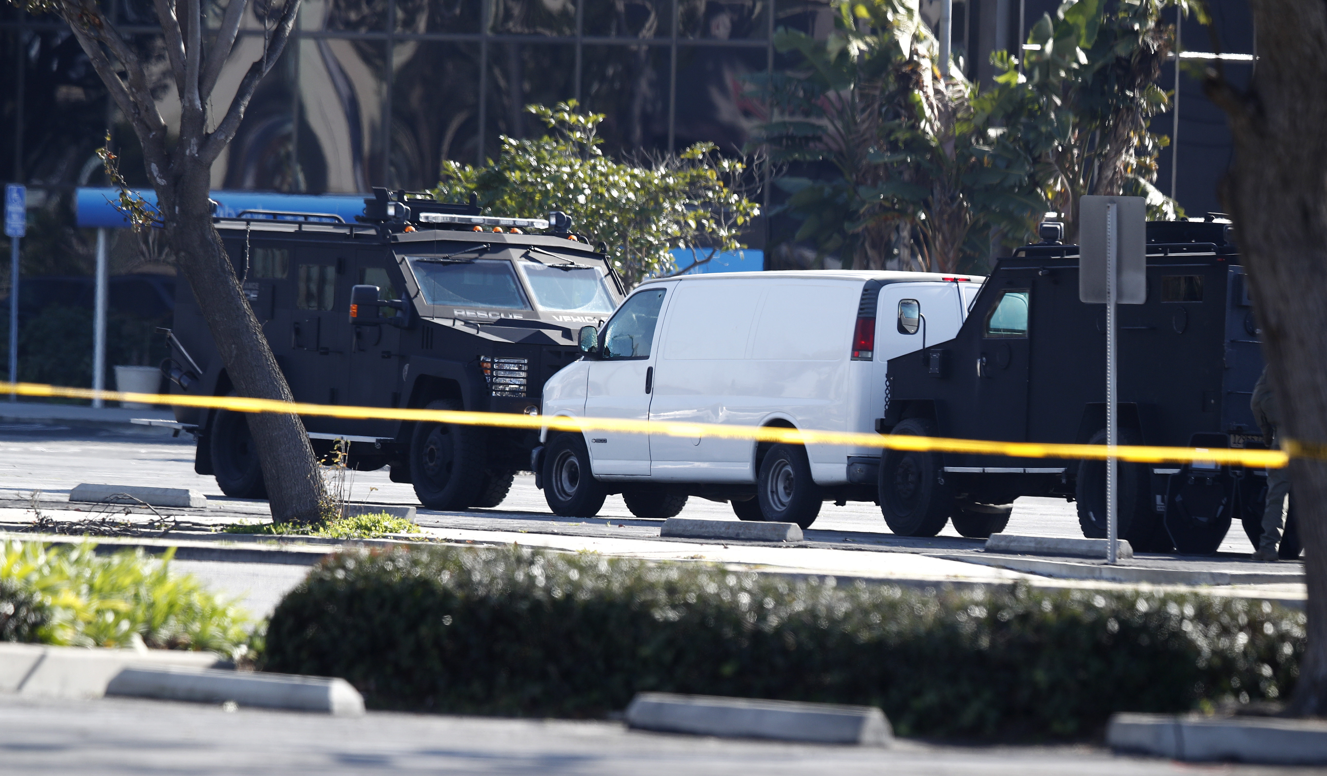 La Policía inició una persecución para dar con el asesino de 10 personas en una discoteca en Monterey Park, California. Hallaron una camioneta que podría estar relacionadas con el incidente. (Foto Prensa Libre: EFE)