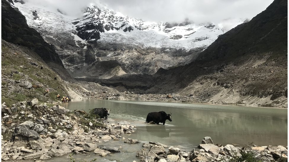 Un lago glaciar al pie de la montaña Jomolhari en Bután. (J. RACHEL CARR)
