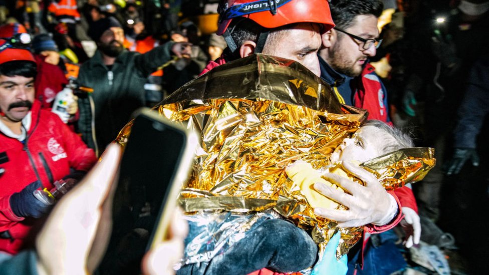 El bebé y su madre sobrevivieron unas 90 horas atrapados hasta que fueron rescatados. Getty Images