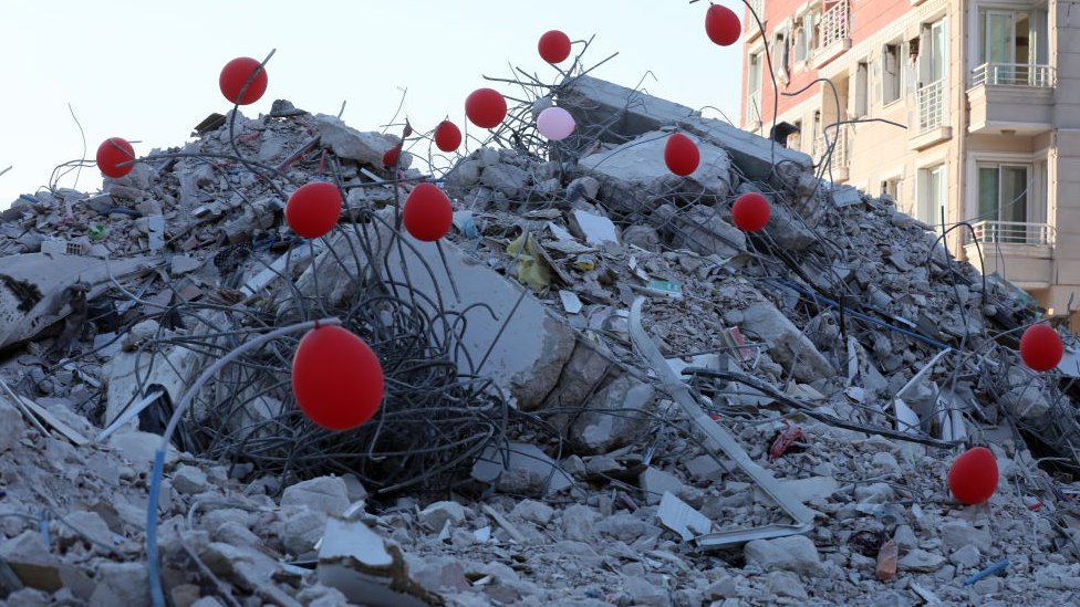 Ya han atado más de 1.000 globos en homenaje a los niños y niñas víctimas. (GETTY IMAGES)


