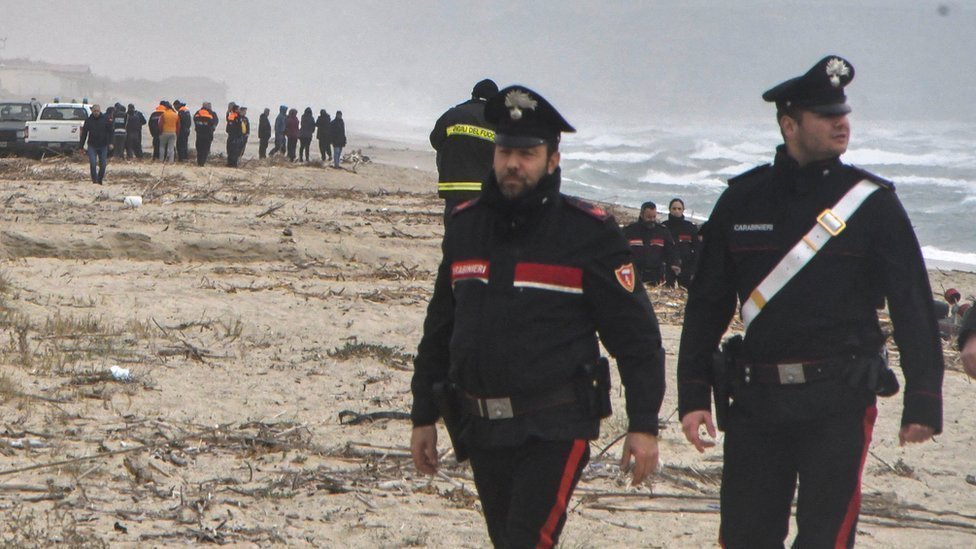 Lo carabinieri en la zona de naufragio. Reuters