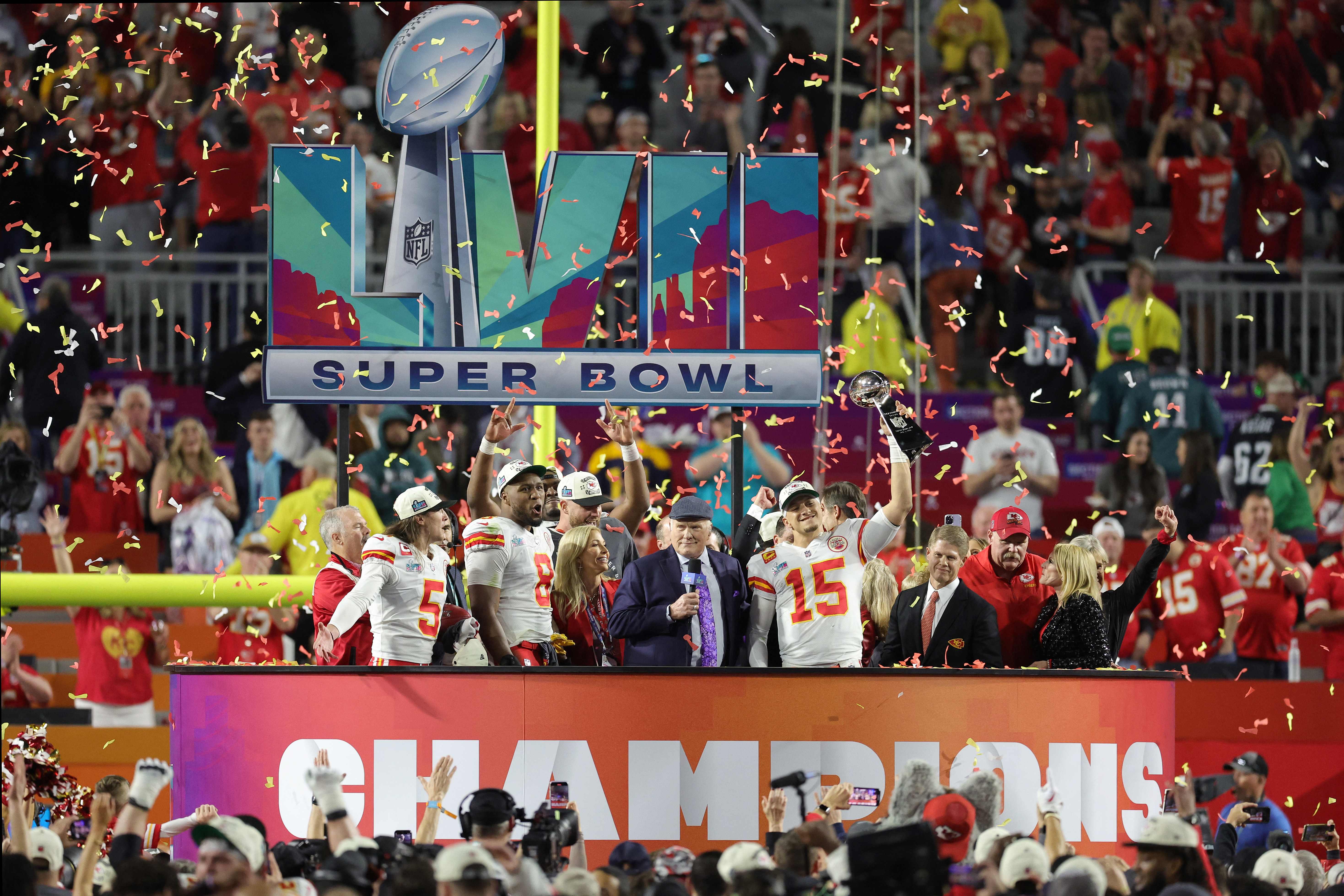 GLENDALE, ARIZONA - 12 DE FEBRERO: Patrick Mahomes #15 de los Kansas City Chiefs celebra con el Trofeo Vince Lombardi después de que los Kansas City Chiefs vencieran a los Philadelphia Eagles en el Super Bowl LVII en el State Farm Stadium el 12 de febrero de 2023. Foto Prensa Libre (AFP)