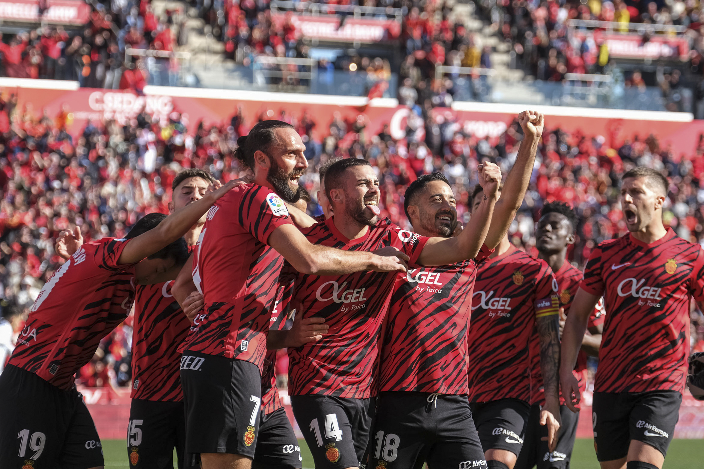 El delantero del Real Mallorca Vedat Muriqi (3i) celebra el conseguido ante el Real Madrid durante el Partido de La Liga que disputan el Mallorca y el Real Madrid en el estadio de Son Moix. Foto Prensa Libre (EFE)