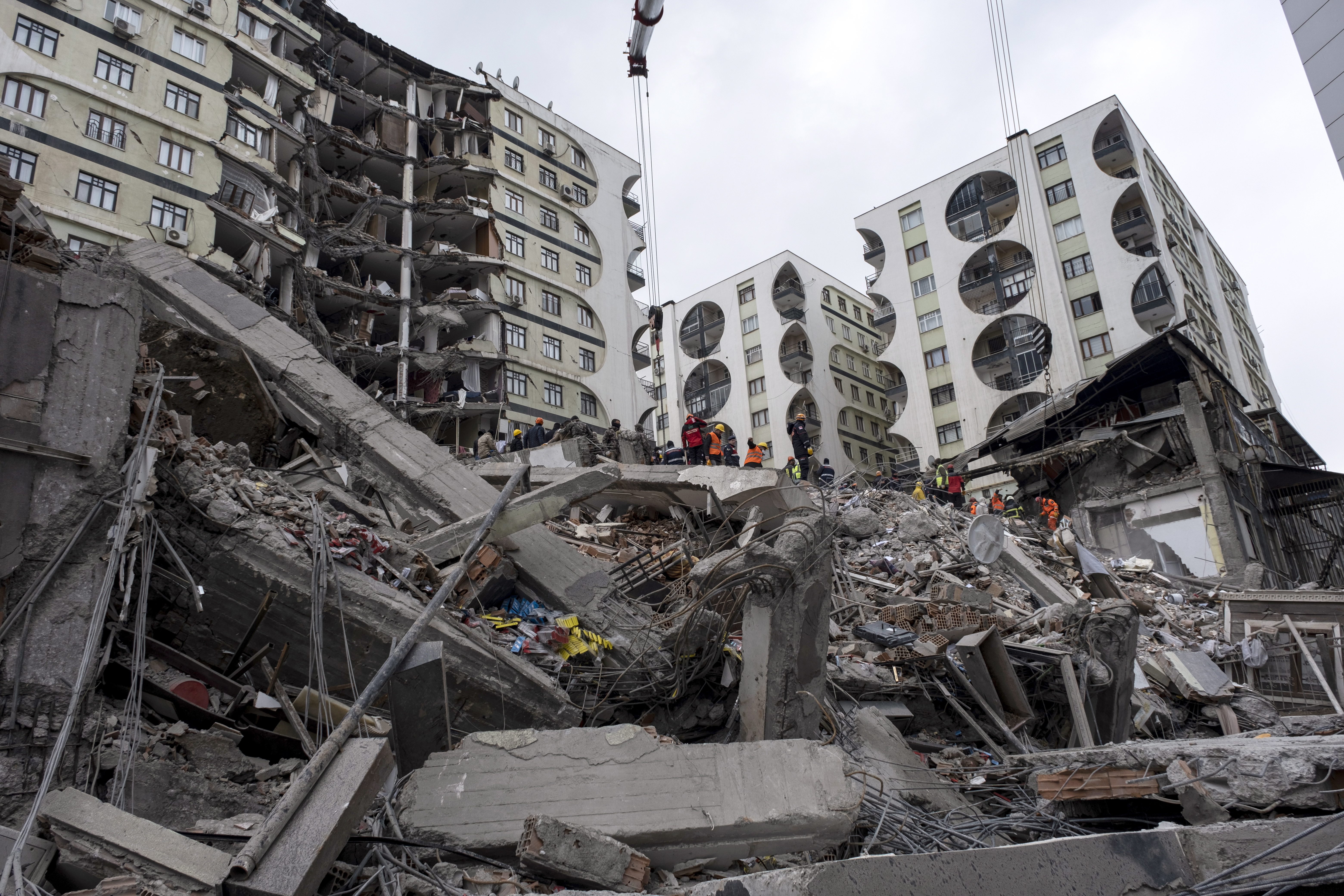 Daños en un edificio en Diyarbakir, Turquía, tras el terremoto de 7.8 grados que afectó eses país y Siria. (Foto Prensa Libre: EFE)