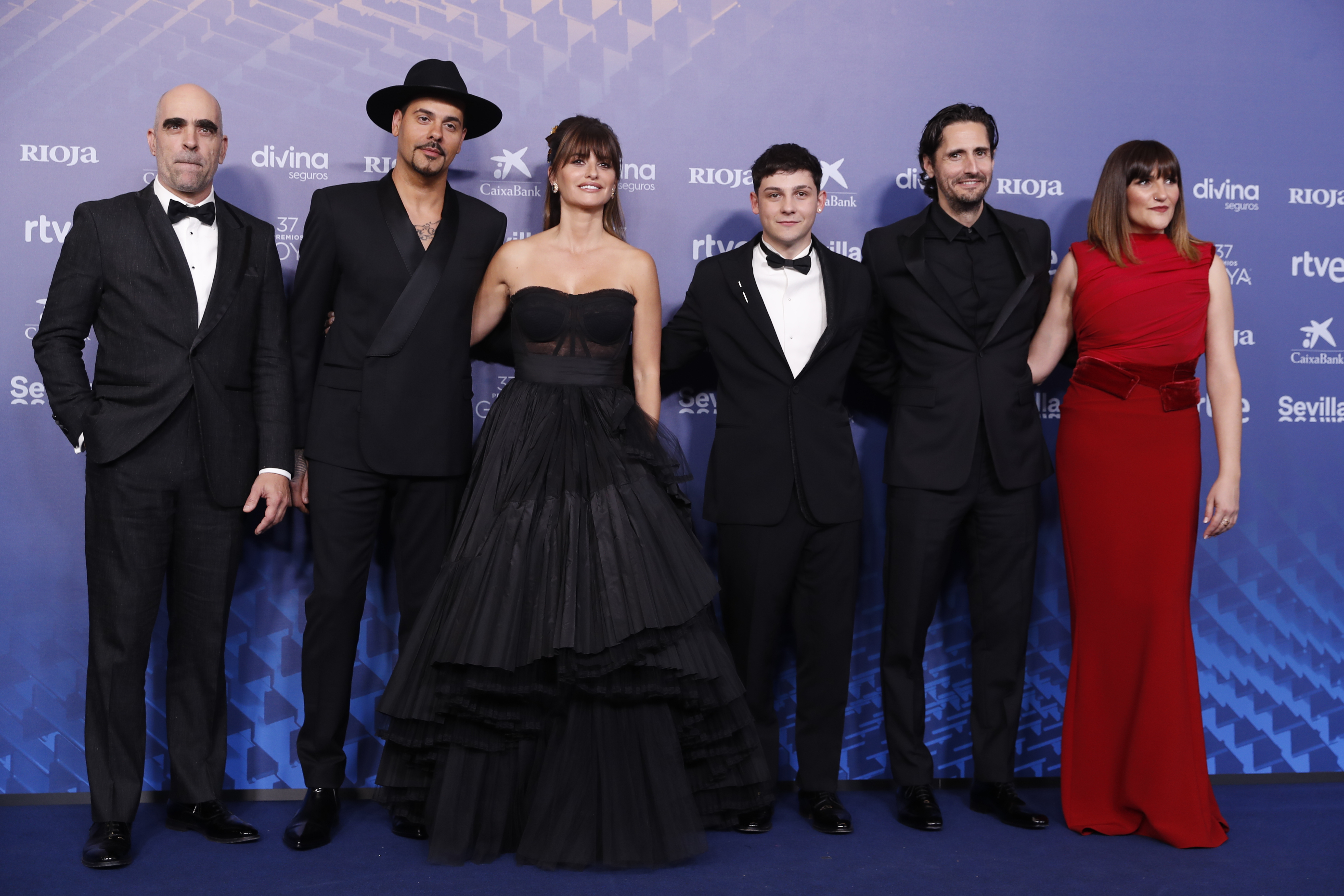 Los actores Luis Tosar,Eduardo Cruz, Penélope Cruz, Christian Checa, Juan Diego Botto y la cantante Rozalen, a su llegada a la XXXVII edición de los Premios Goya.  (Foto Prensa Libre: EFE)