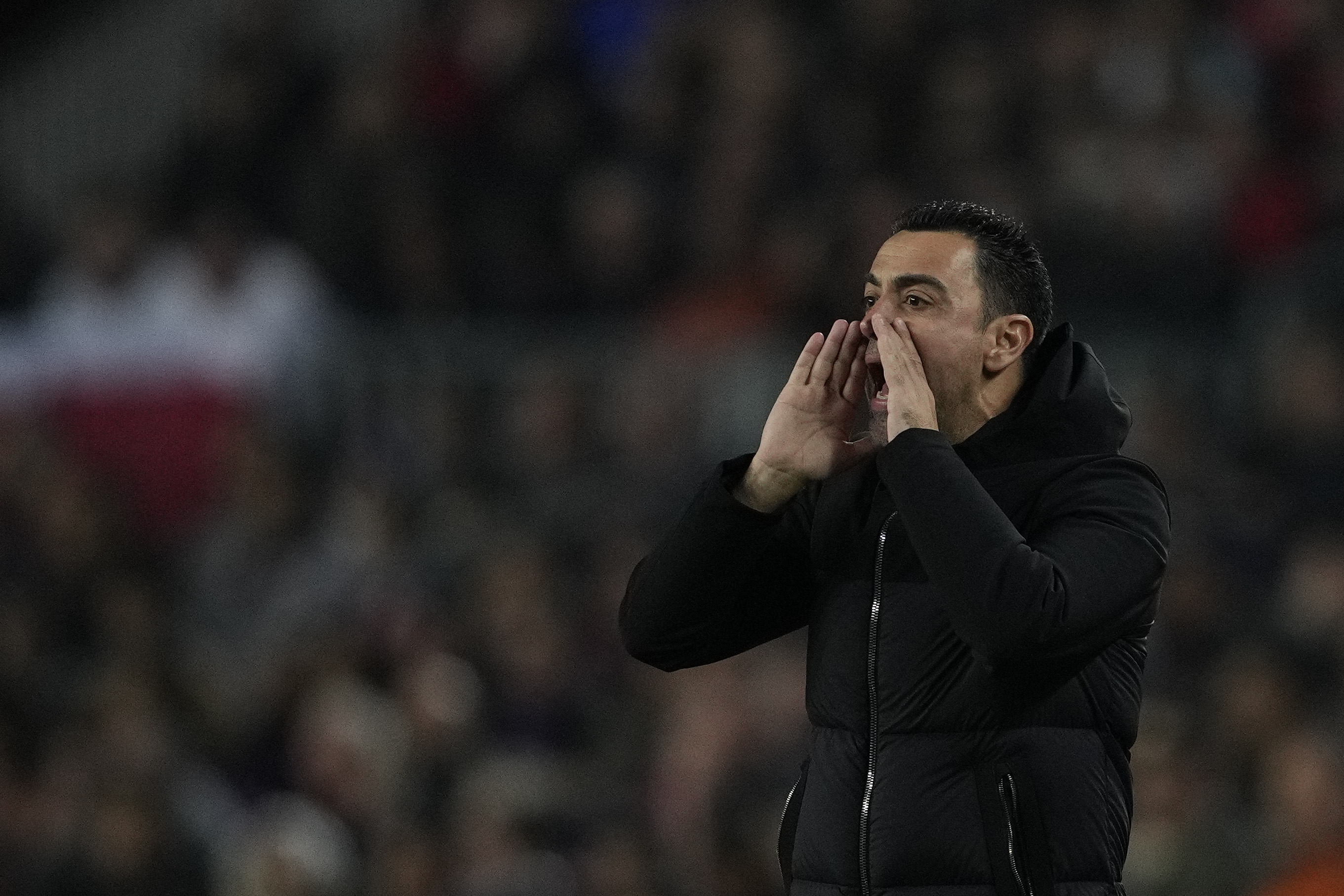 El entrenador del Barcelona, Xavi Hernández, da instrucciones a sus jugadores durante el encuentro de ida de la ronda preliminar de UEFA Liga Europa entre. (Foto Prensa Libre: EFE)