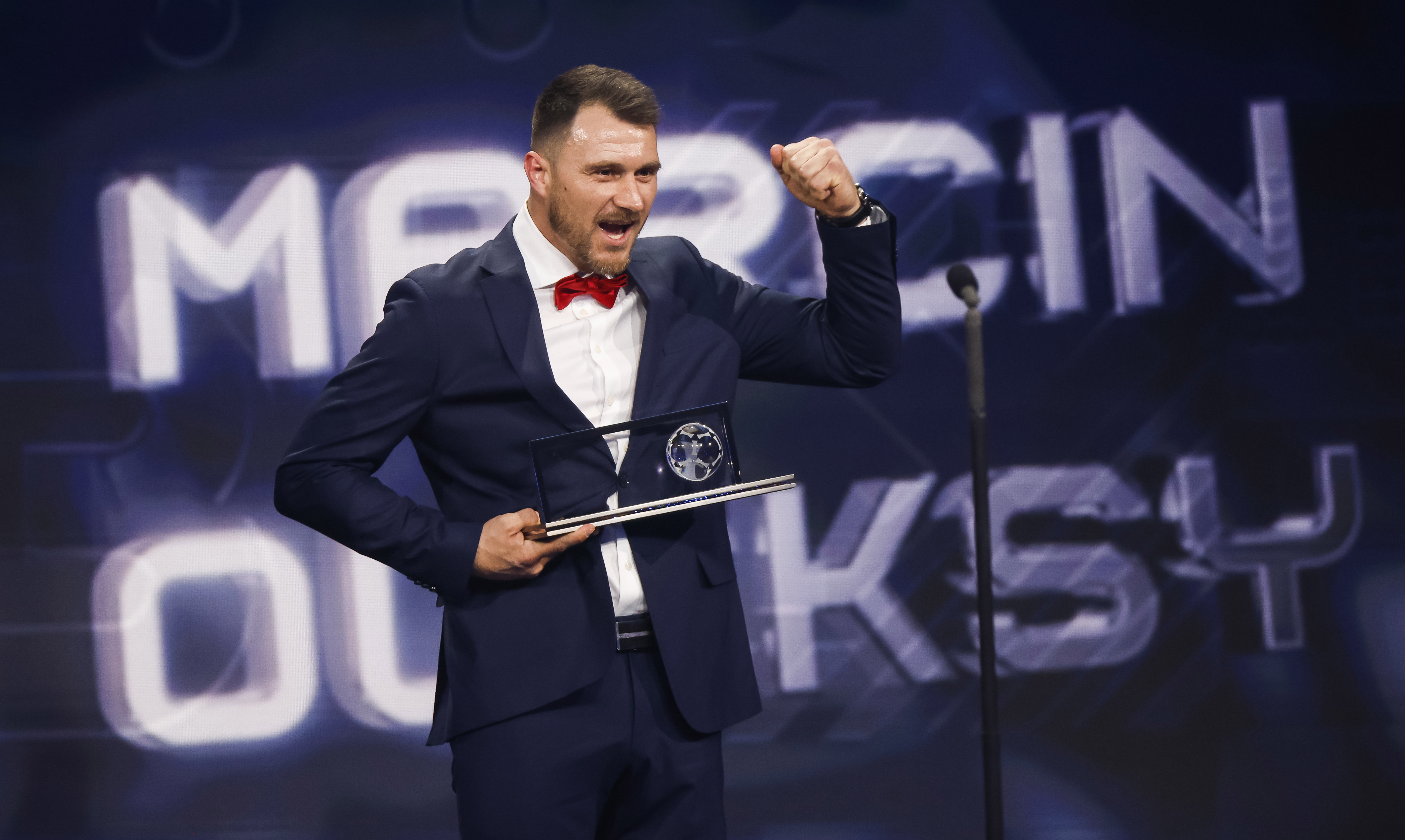 El pocalo Marcin Oleksy celebra después de recibir el premir al mejor gol del 2022. (Foto Prensa Libre: EFE).