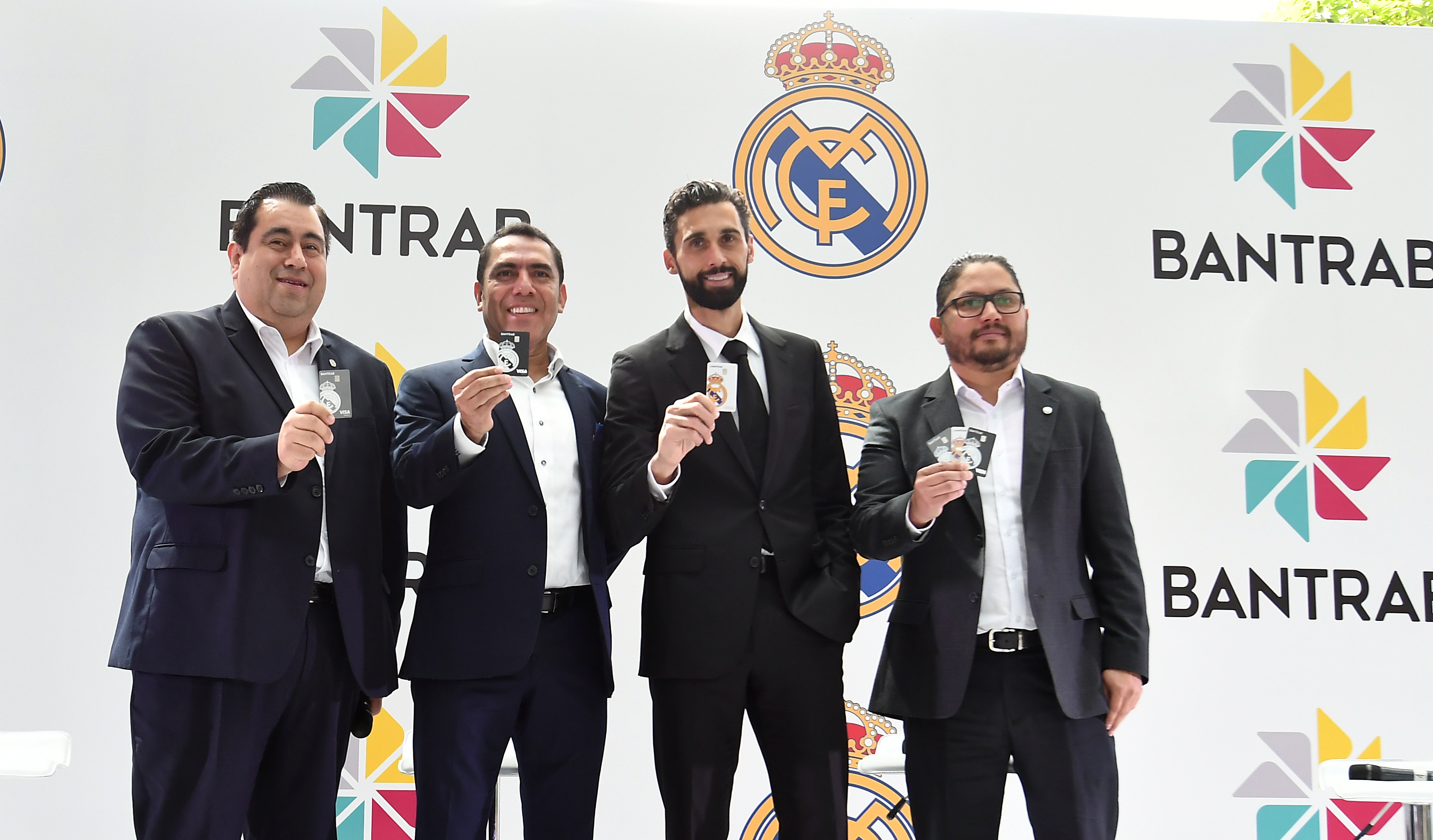 Fernando García, director de la División Comercial; Herbert Hernández, gerente general de Bantrab; Álvaro Arbeloa, embajador Real Madrid; y Estuardo García, director de Canales alternos de Bantrab. Foto Prensa Libre: Sergio Muñoz