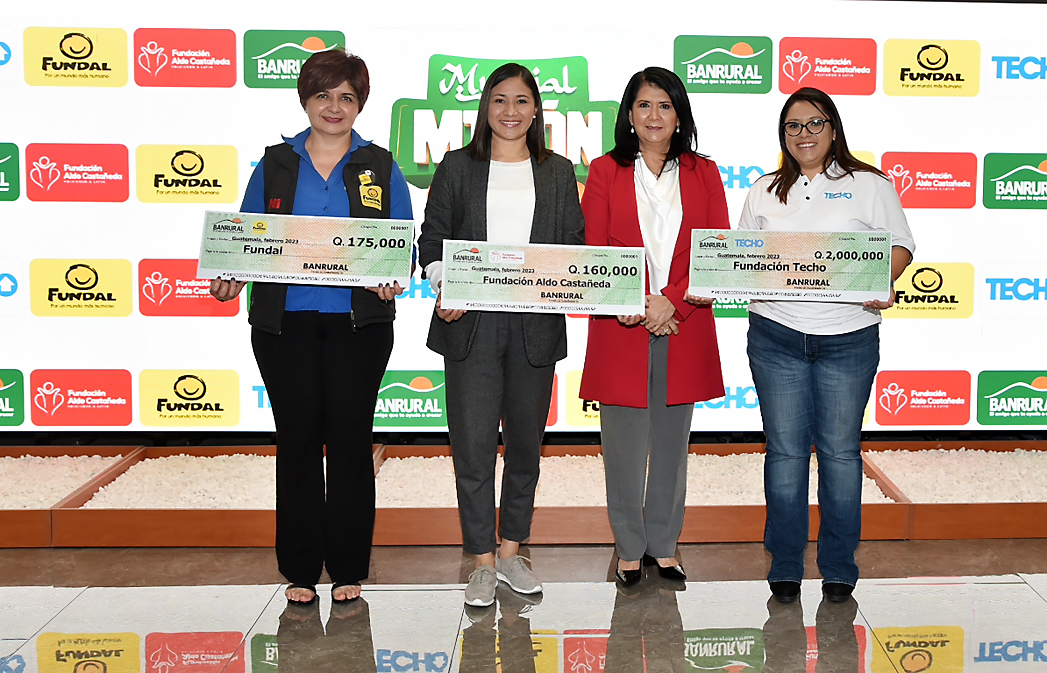 Representantes de las fundaciones reciben los cheques con las donaciones. Foto Prensa Libre: Cortesía