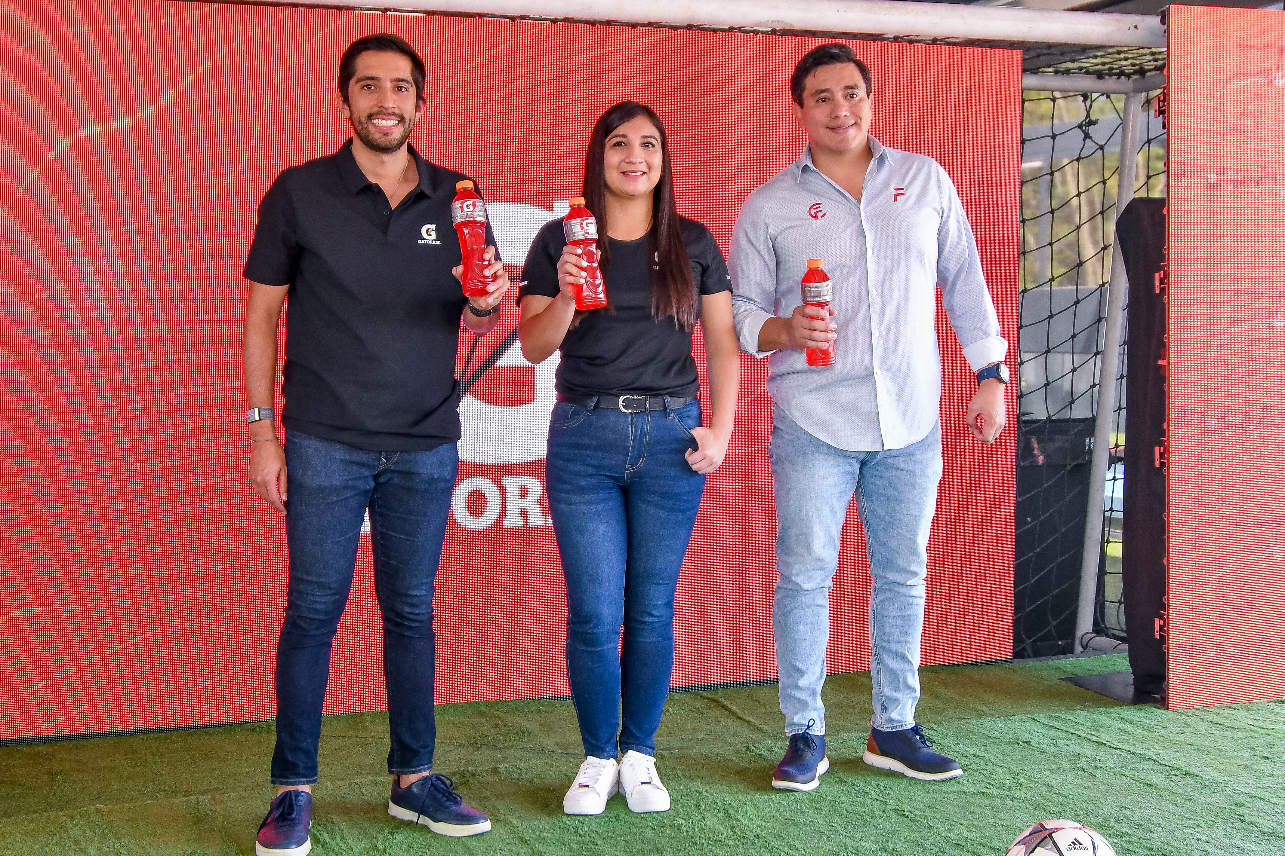 Sebastián Vásquez, jefe de marca; Angelica Escobar, coordinadora de Gatorade; y Luis Galdámez, director deportivo del Gatorade 5v5. Foto Prensa Libre: Sergio Muñoz