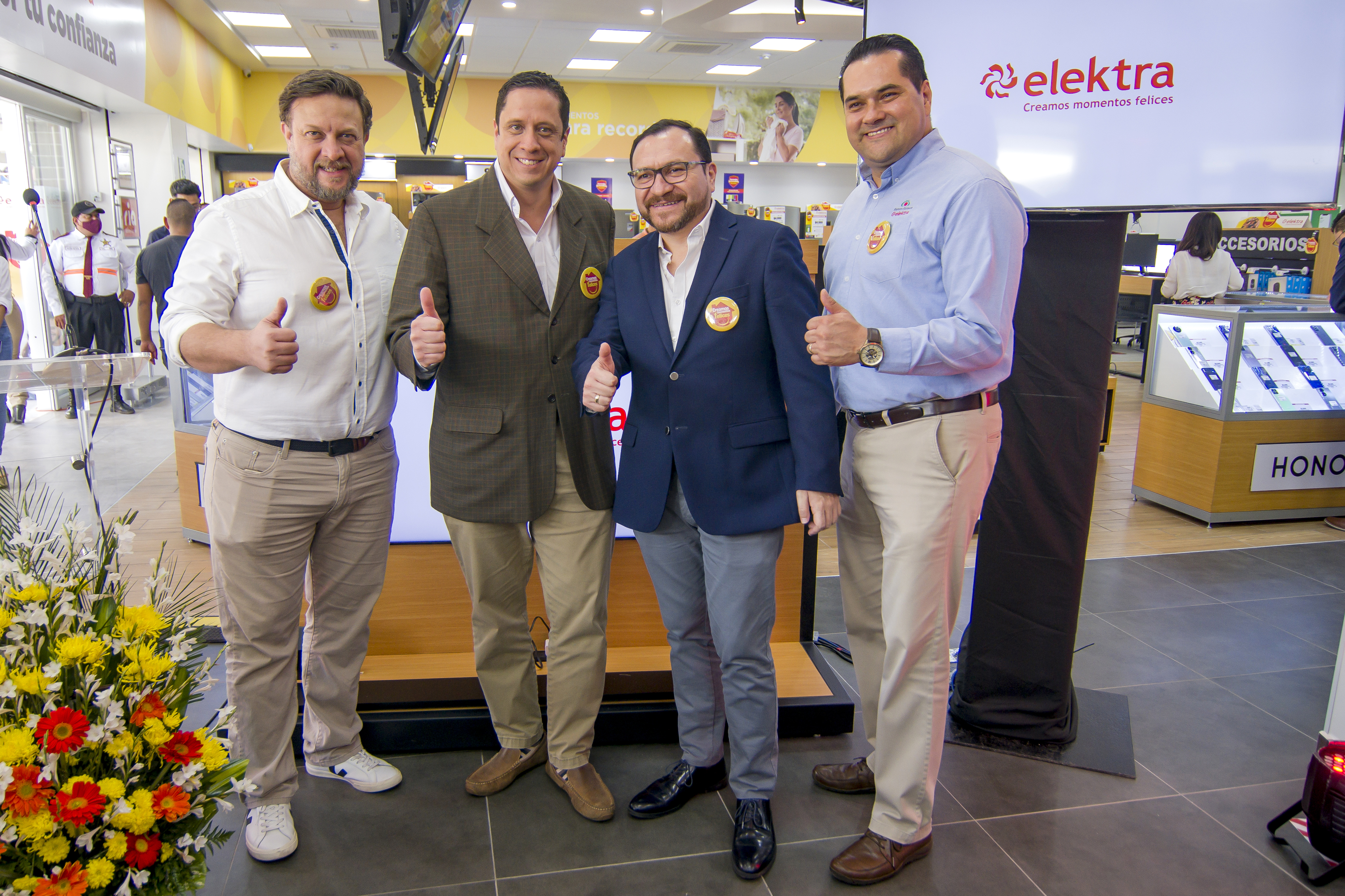 Luis Díaz, gerente de mercadeo; Carlos Alvarado, director general de Tiendas Elektra Guatemala; Luis Fernando García, gerente general; y Orlando Salcido, director de cobranza de Banco Azteca Guatemala. Foto Prensa Libre: Sergio Muñoz