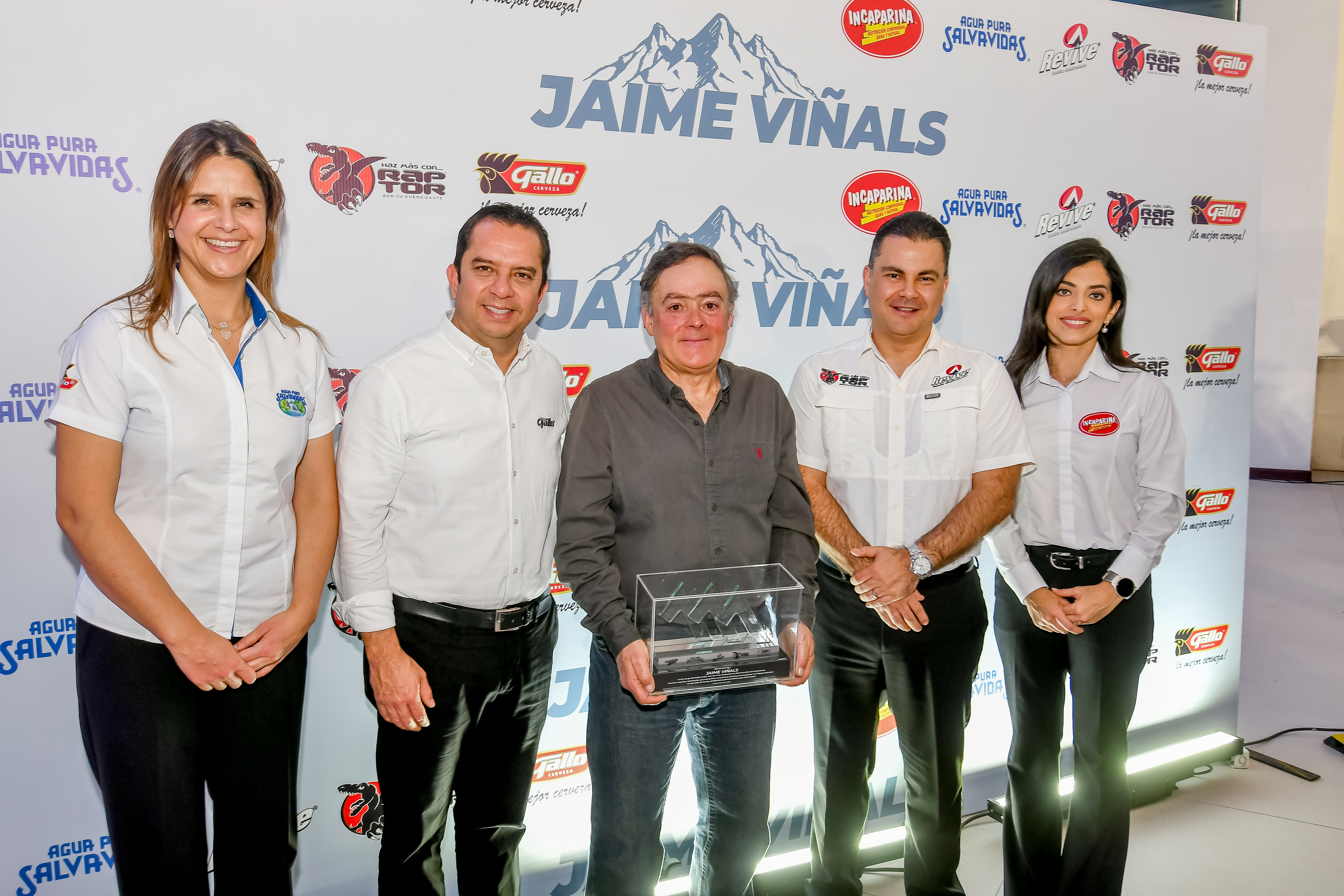 Jaime Viñals, junto a representantes de las marcas Cerveza Gallo, Agua Pura Salvavidas, Raptor, Revive e Incaparina. Foto Prensa Libre: Sergio Muñoz