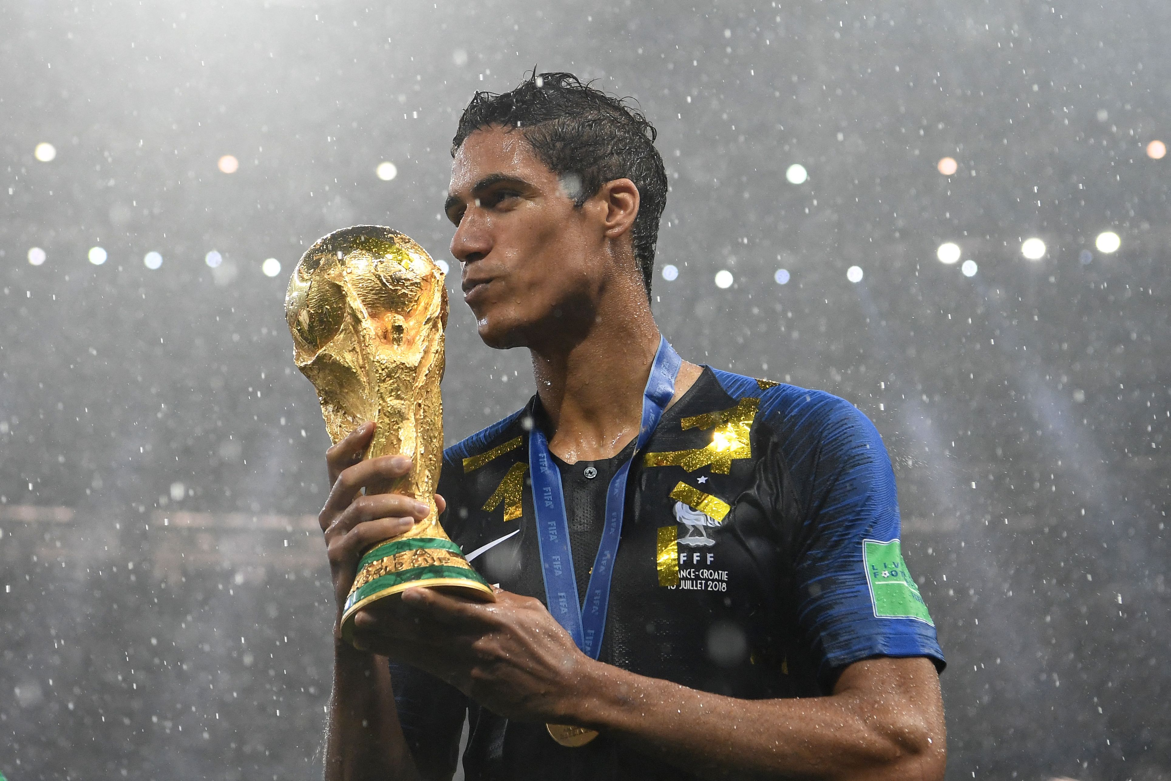 Raphael Varane le dijo adiós a la Selección de Francia. (Foto Prensa Libre: AFP)