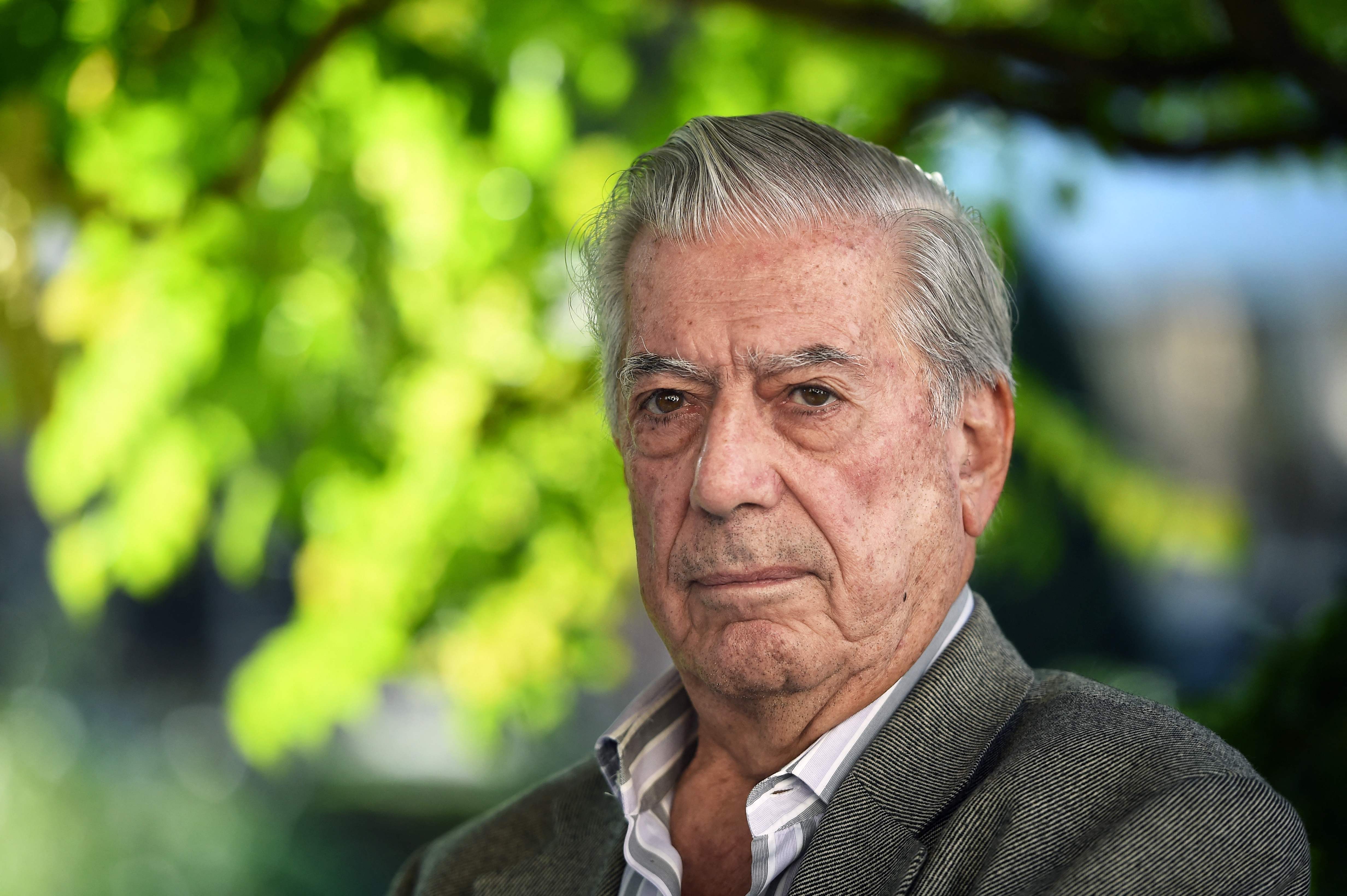 El premio nobel de literatura peruano Mario Vargas Llosa murió el domingo a los 89 años en la capital de Perú, donde vivió los últimos meses casi retirado.  (Foto Prensa Libre: AFP)