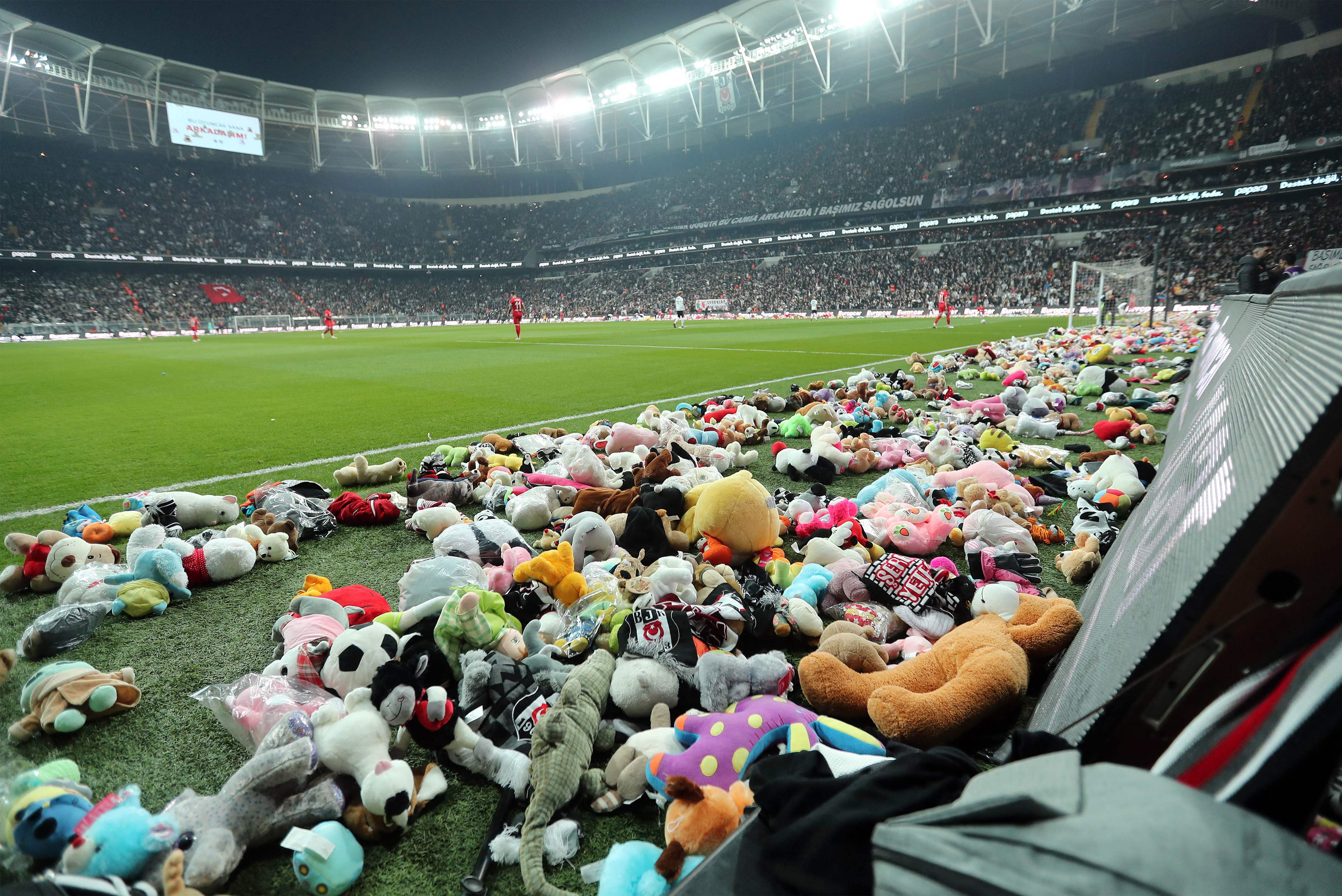 Miles de peluches fueron lanzados al terreno de juego. Foto Prensa Libre (AFP)