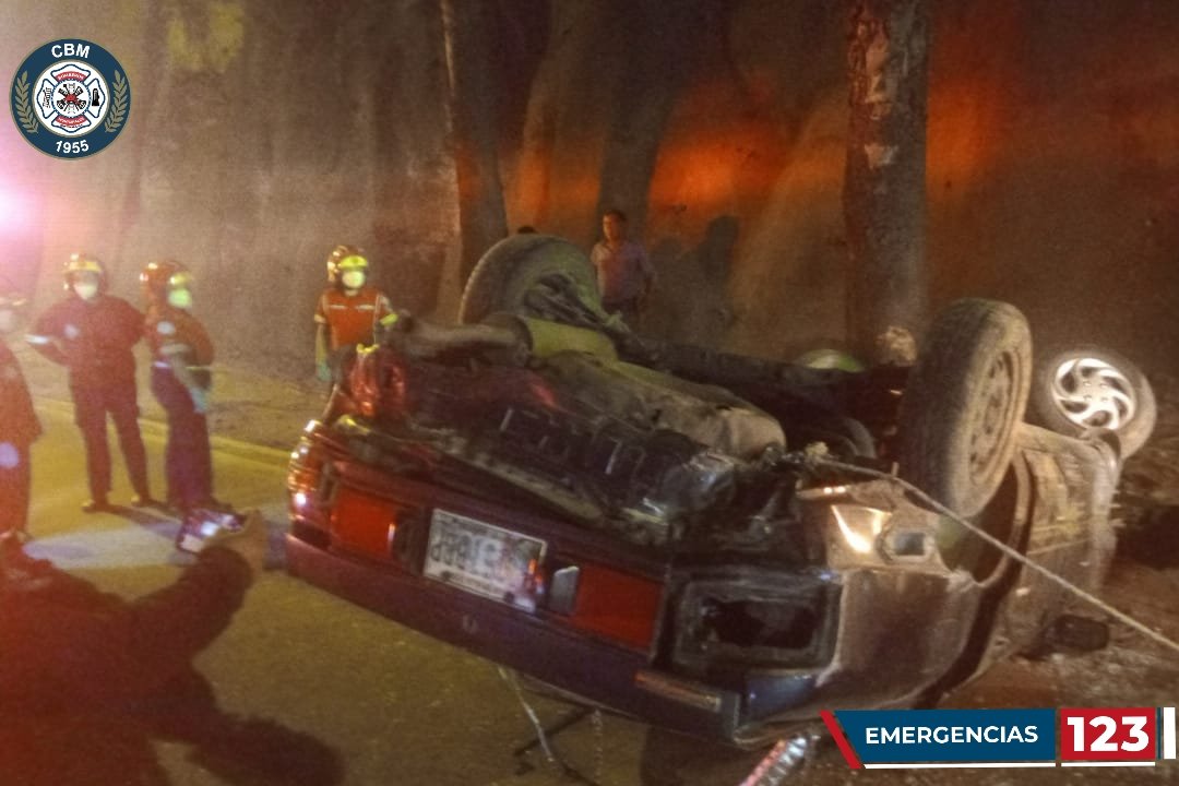 Un carro chocó y volcó en la zona 3 capitalina y afecta el paso de vehículos en el Anillo Periférico. (Foto Prensa Libre: Bomberos Municipales)