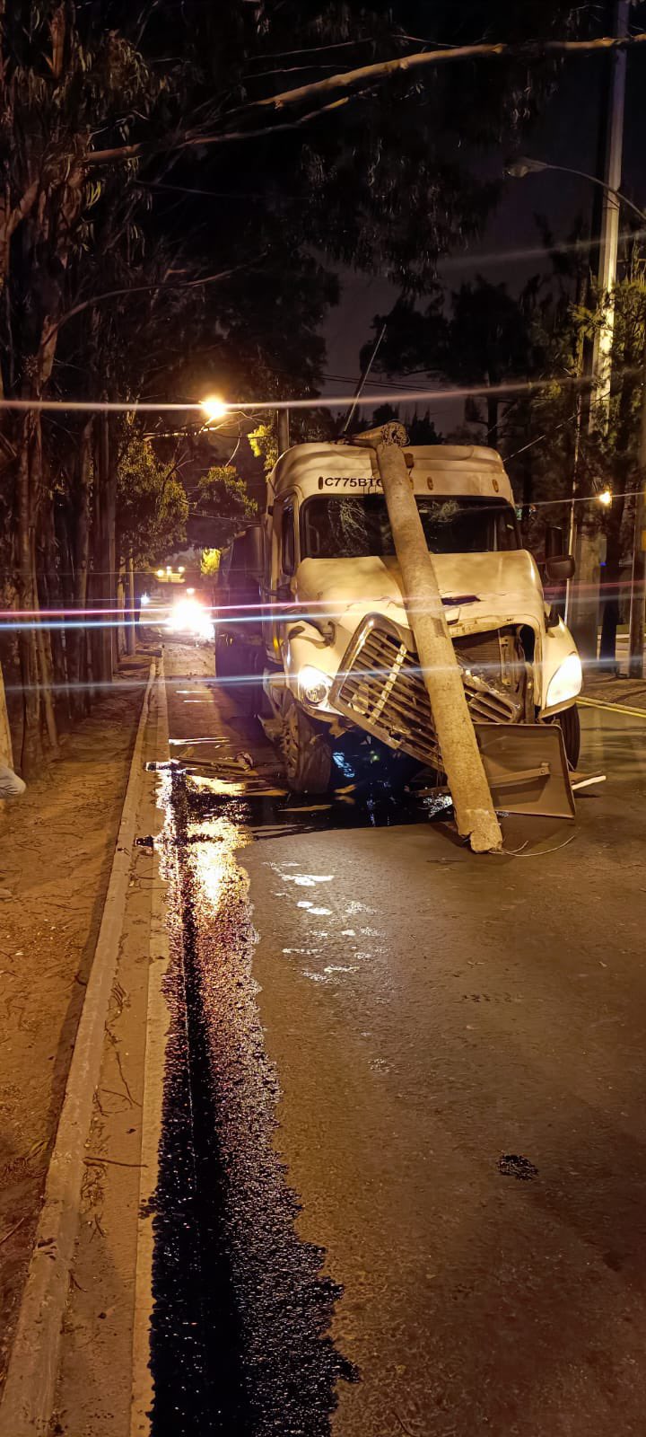 Un tráiler chocó con un poste en el Anillo Periférico y causó complicaciones de paso este martes 21 de febrero. (Foto Prensa Libre: Amílcar Montejo)