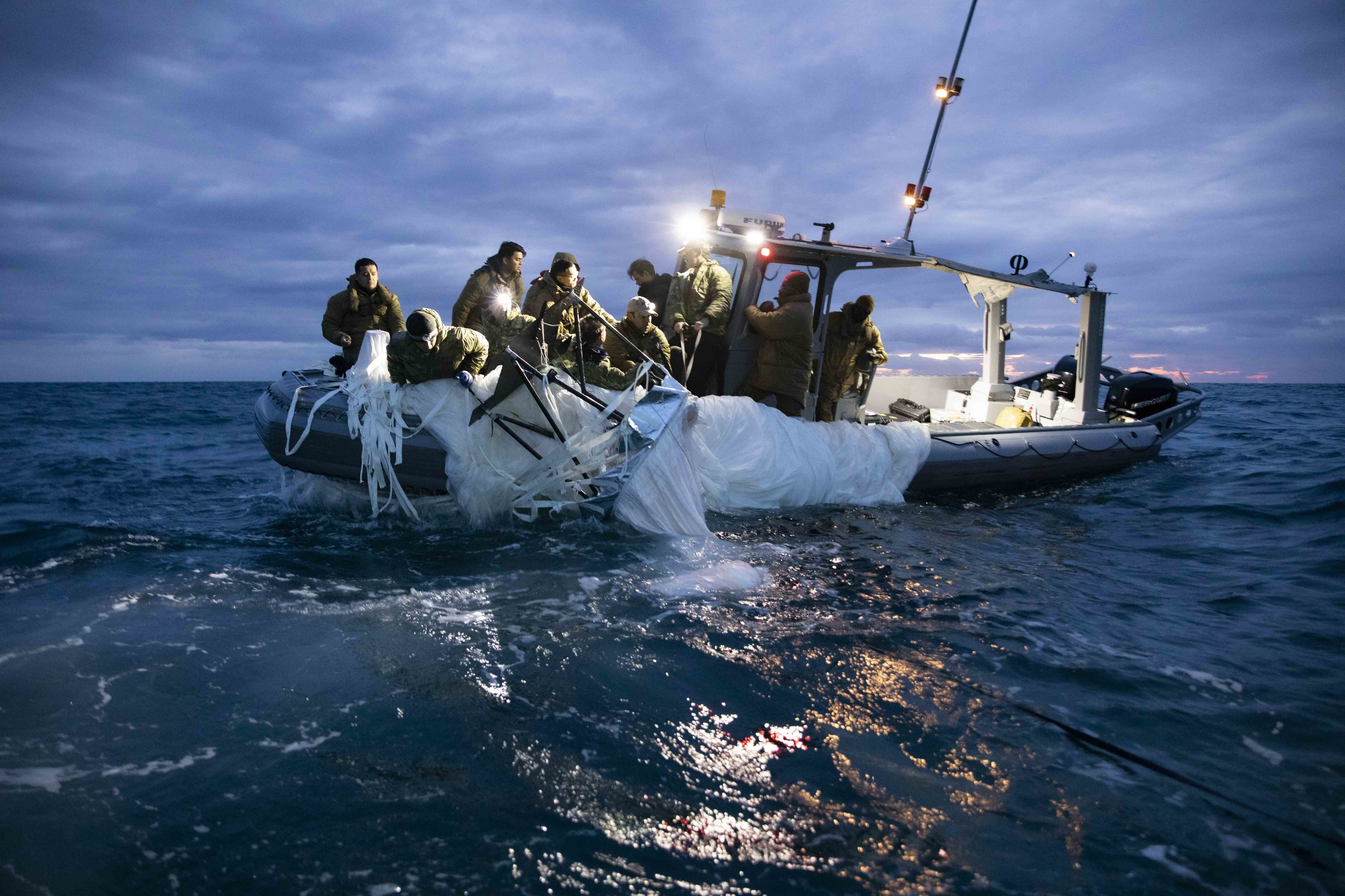 Estados Unidos ha publicado fotografías de los restos del globo de origen chino localizado en espacio aéreo norteamericano. (Foto Prensa Libre: EFE / Tyler Thompson US Navy)