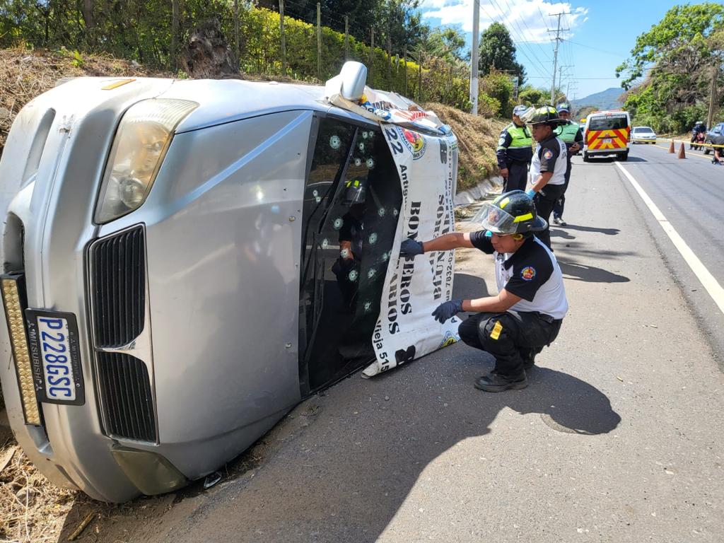 Dos hombres murieron dentro del vehículo tras ser atacados a tiros, informaron socorristas. (Foto Prensa Libre: Bomberos Voluntarios) 