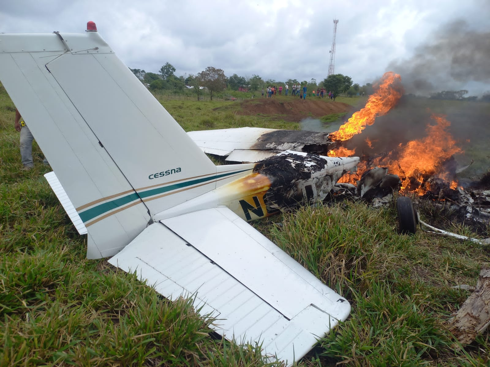 Una avioneta se incendió luego de haberse desplomado en San Francisco, Petén. (Foto Prensa Libre: Gobernación de Petén)