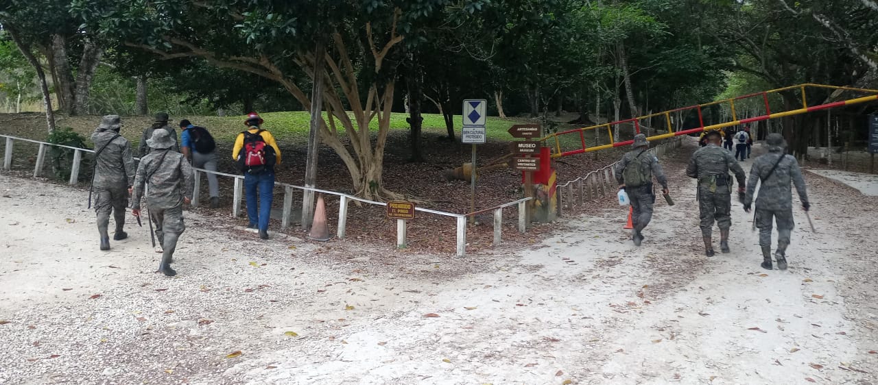 Desde las 6 horas de este sábado se reanudaron las tareas de búsqueda del turista estadounidense reportado desaparecido en la tarde del viernes 3 de febrero, en el Parque nacional Tikal, en Petén. (Foto Prensa Libre: cortesía MCD).