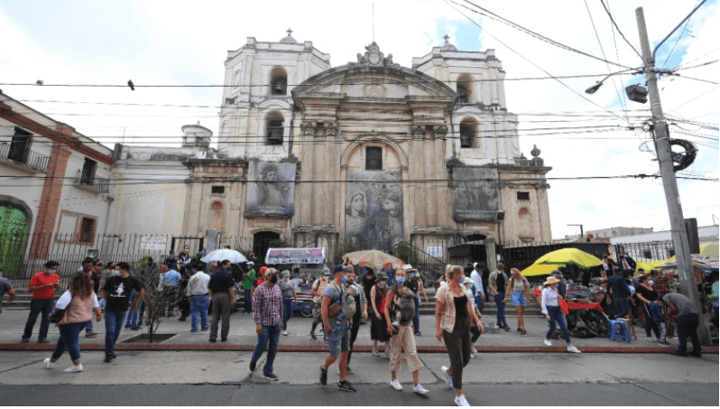 El oficio emitido por la Municipalidad de Guatemala también insta a respetar los templos católicos y sus atrios de propaganda política. Fotografía: Prensa Libre.  