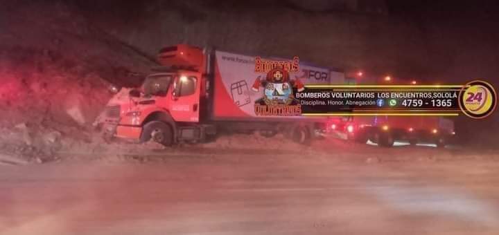 Un camión resultó afectado por un derrumbe en la ruta Interamericana. (Foto Prensa Libre: Bomberos Voluntarios / V. Chamalé)