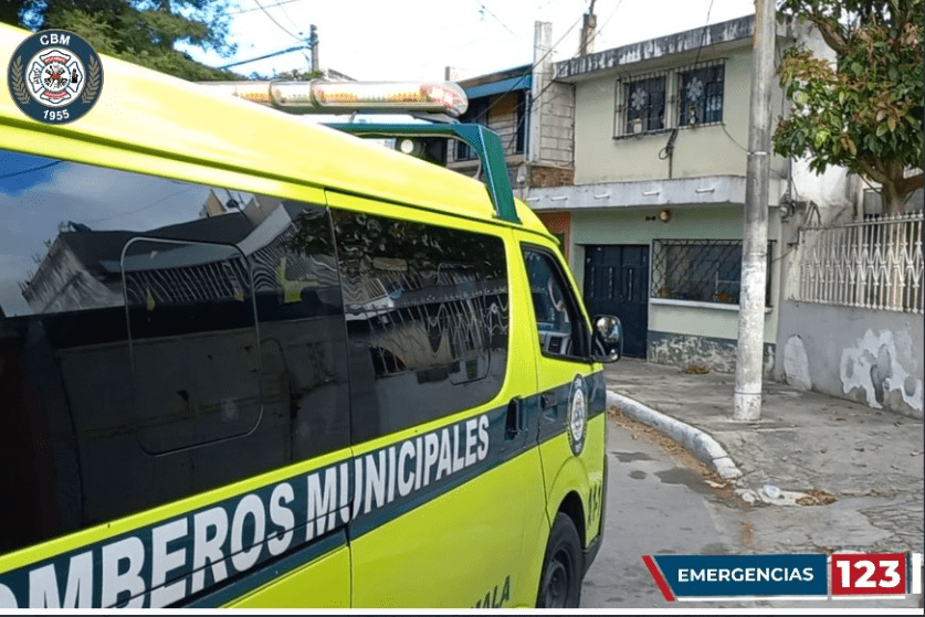 Los bomberos al percatarse que el bebé no tenía signos vitales procedieron a alertar a la PNC. Fotografía: Bomberos Municipales.