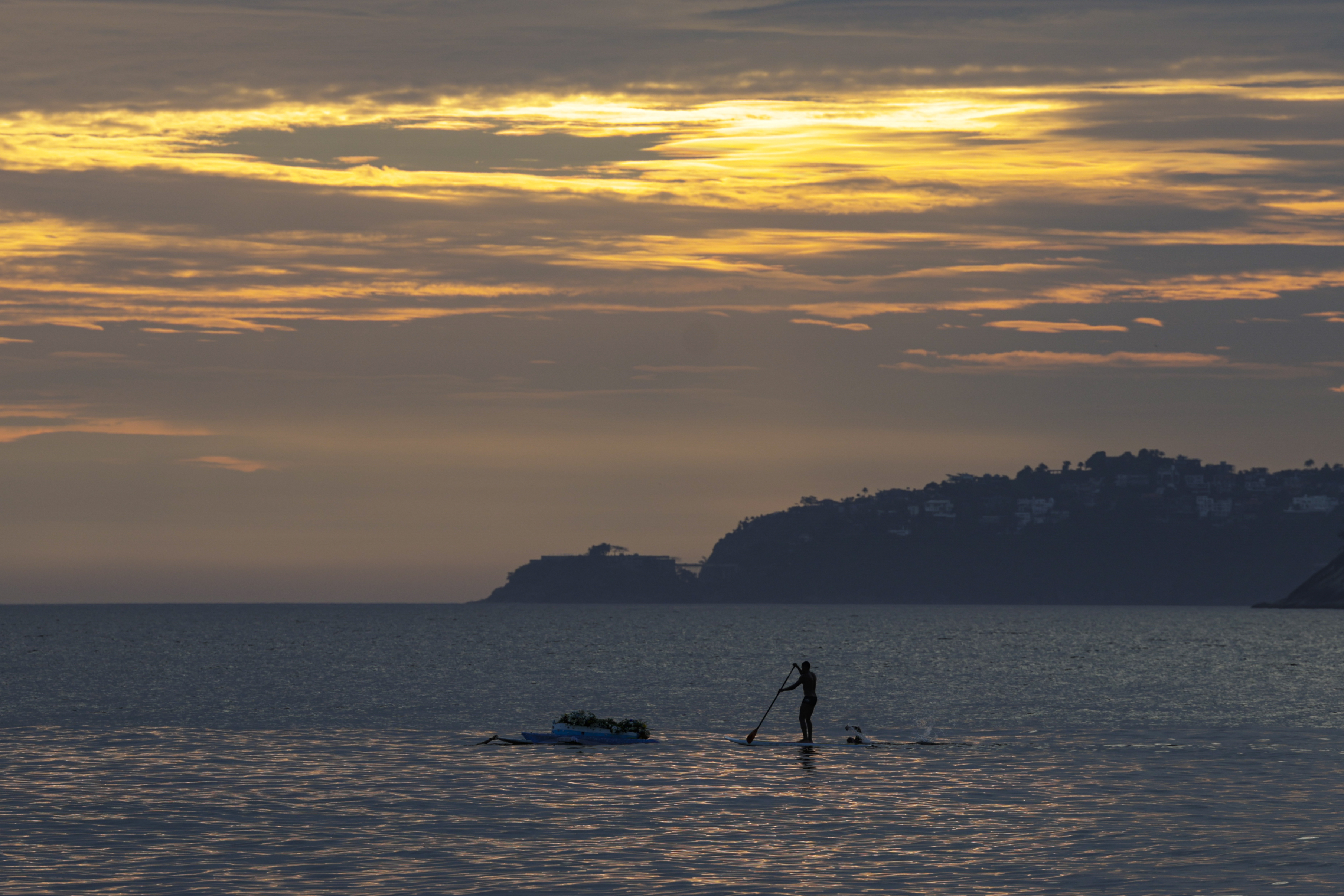 Centenario de la Fiesta de Iemanjá, la diosa del mar, en la plata de Arpoador en Río de Janeiro, Brasil, el 2 de febrero de 2022. (Foto Prensa Libre: Antonio Lacerda/EFE)