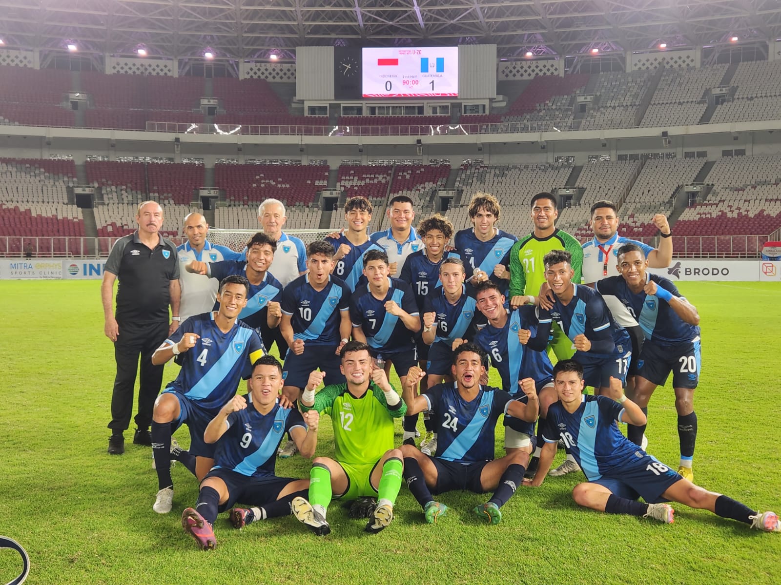 Los seleccionados celebran el buen desempeño que tuvieron en el campamento en Indonesia. (Foto Prensa Libre: Fedefut)