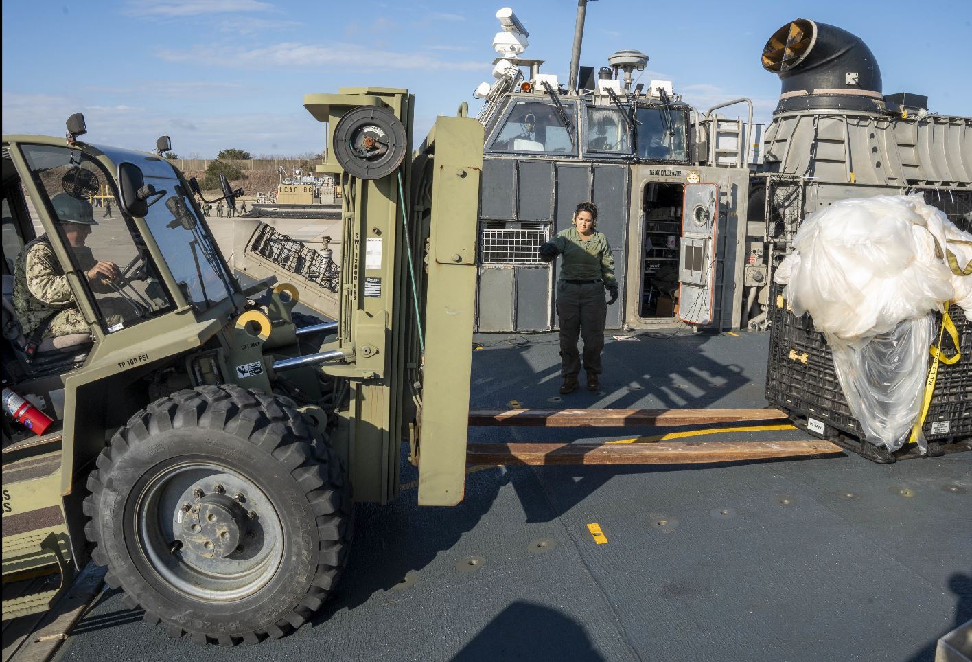 Expertos militares recogen los restos del globo chino derribado recientemente. (Foto Prensa Libre: EFE)