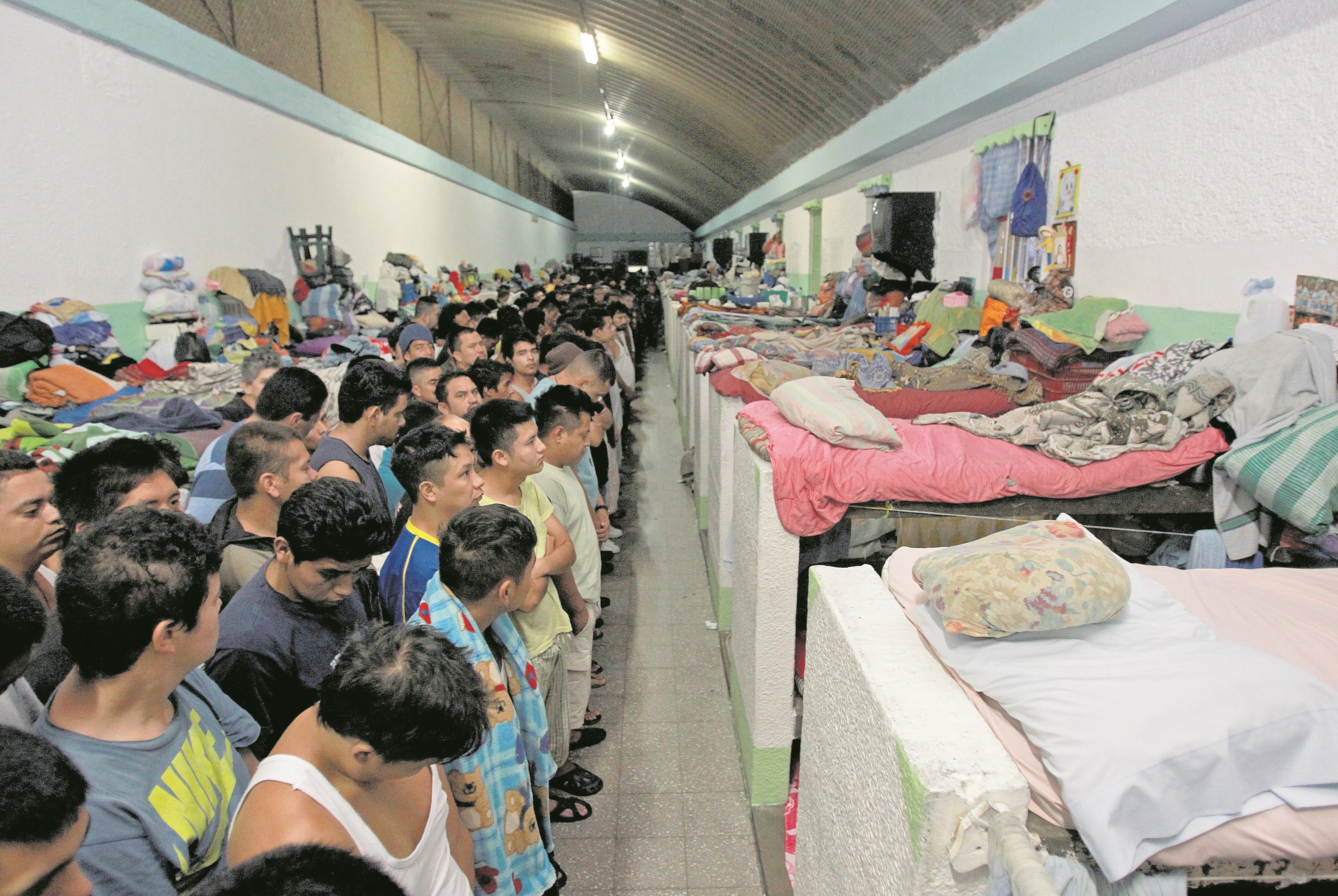 Una foto de archivo donde se ve el hacinamiento en un sector del Preventivo para hombres de la zona 18. (Foto Prensa Libre: Hemeroteca PL)