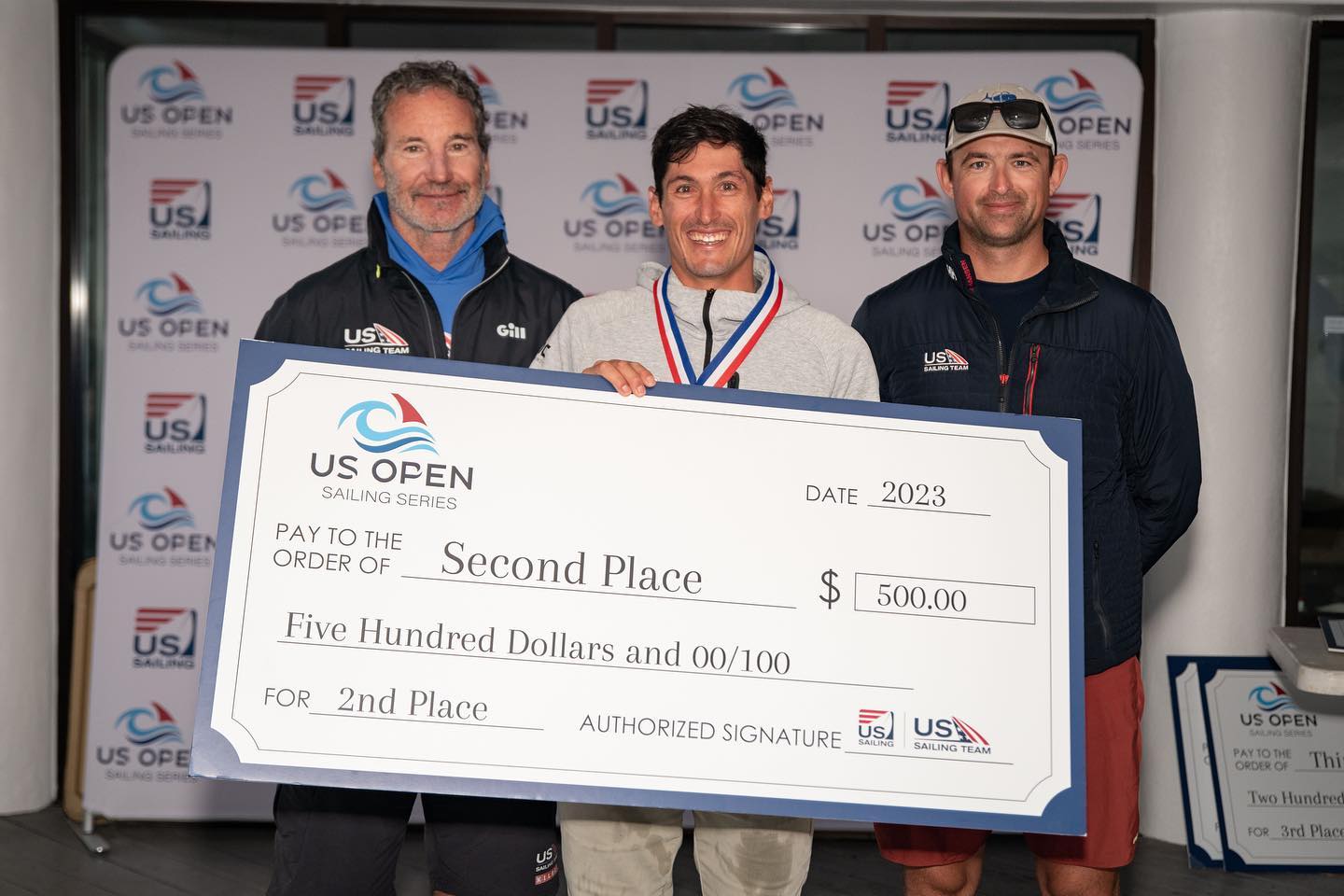 Juan Maegli recibe el premio de segundo lugar durante el Open Sailing Series Clearwater 2023. (Foto US Sailing).