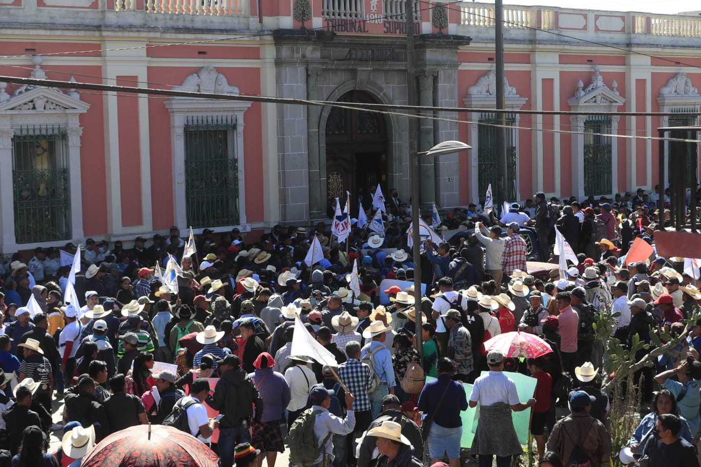 Simpatizantes del partido Movimiento Para la Liberación de los Pueblos (MLP) protestan frente al Tribunal Supremo Electoral este jueves 2 de febrero de 2023 luego de que se denegara la inscripción de su binomio para las Elecciones Generales de este año. (Foto Prensa Libre: María José Bonilla) 