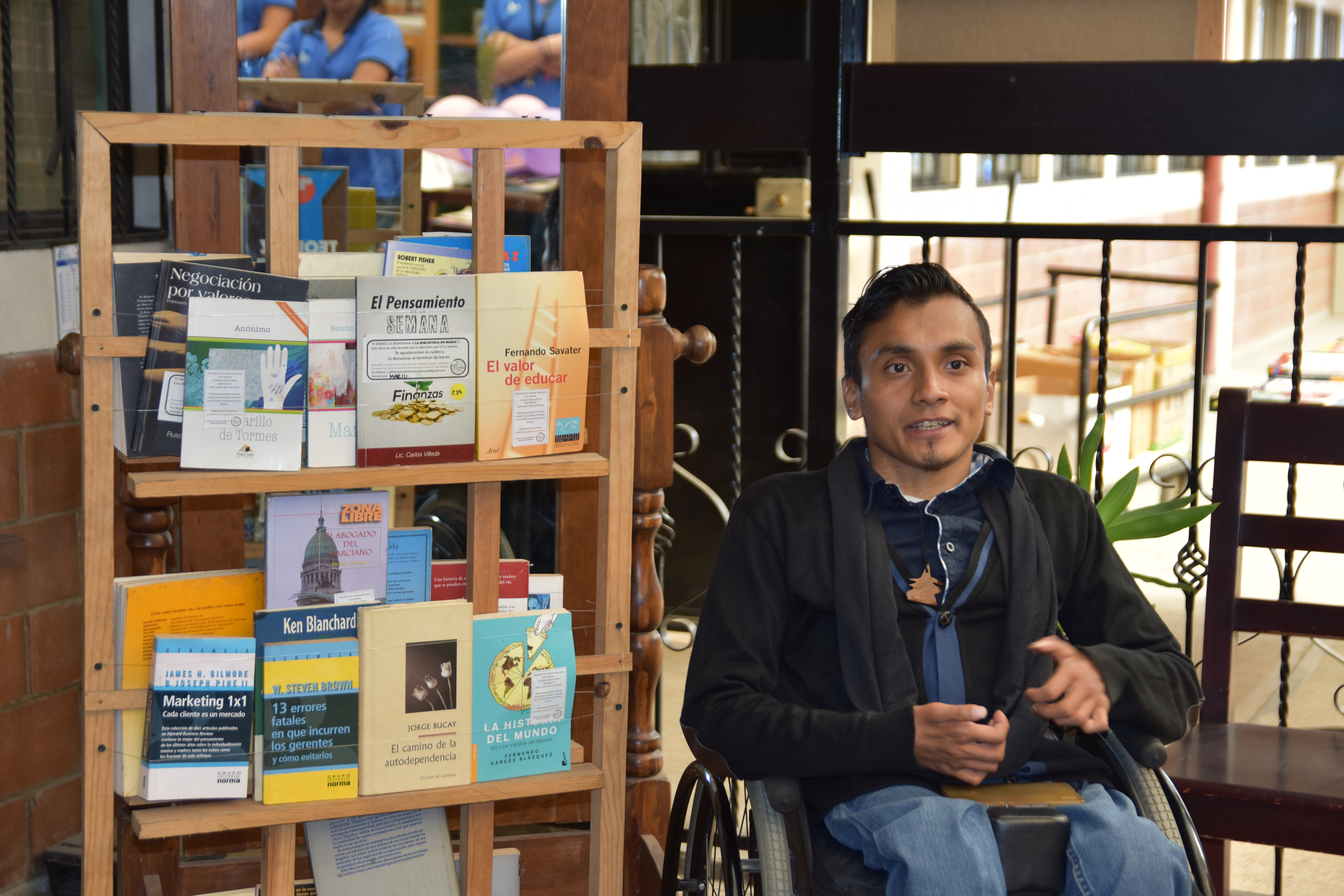 Wilmer Arias en el proyecto de biblioteca creado para la organización Nuestro Pequeños Hermanos.  (Foto Prensa Libre: NPH)