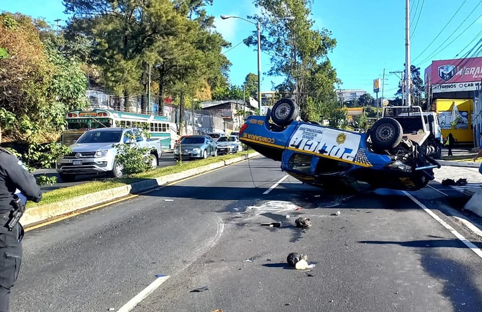 En el km. 15.9 de la ruta Interamericana volcó una patrulla de la PNC. No se reportaron heridos. (Foto Prensa Libre: Policía de Tránsito Mixco).