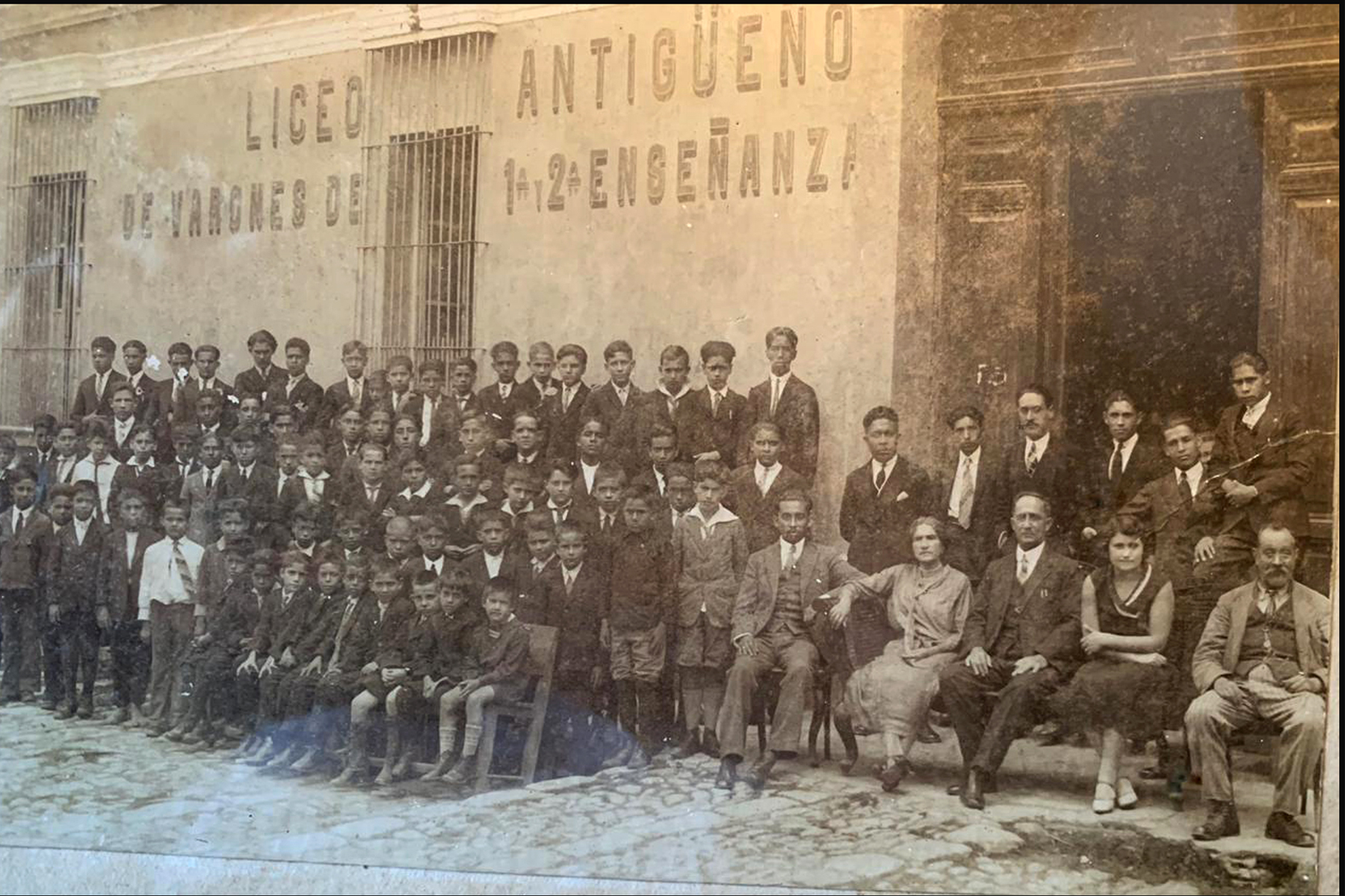 Colegios fundados hace más de 90 años en Guatemala