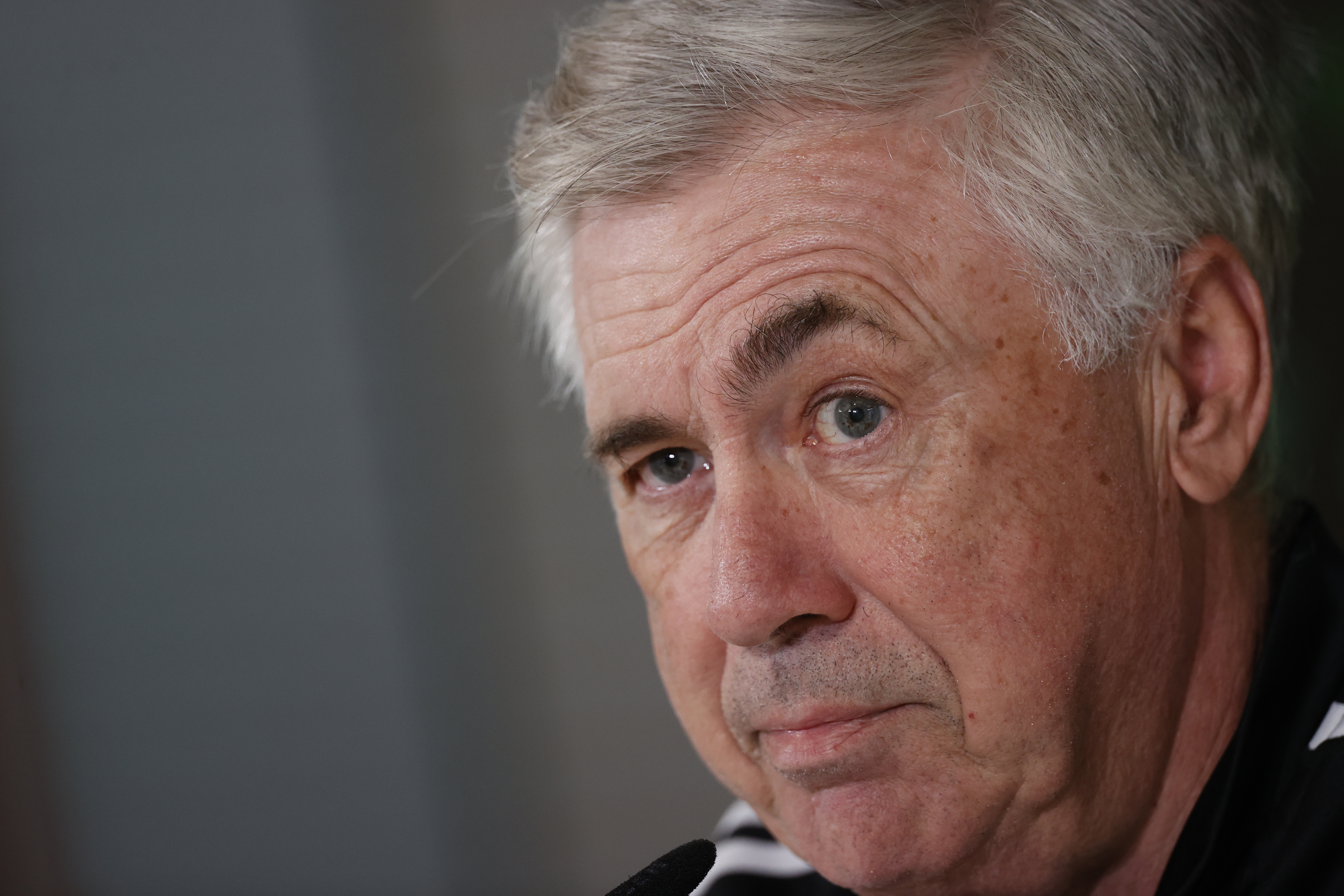 El entrenador del Real Madrid Carlo Ancelotti durante la rueda de prensa tras el entrenamiento de la plantilla llevado a cabo este viernes en la Ciudad Deportiva de Valdebebas. (Foto Prensa Libre: EFE)