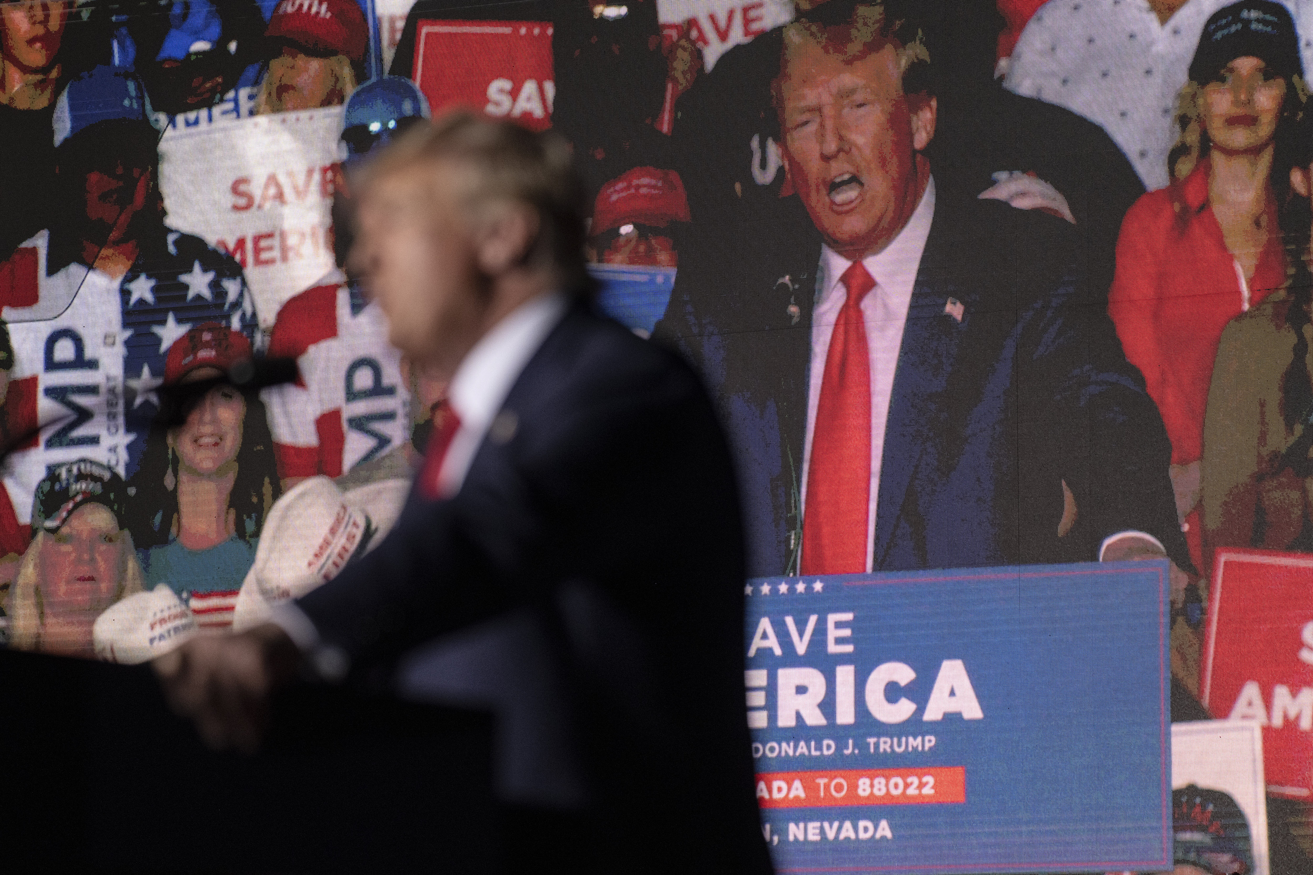 El expresidente Donald Trump habla durante un mitin en el aeropuerto de Minden-Tahoe en Minden, Nevada, el 8 de octubre de 2022. (Foto Prensa Libre: Bridget Bennett/The New York Times)