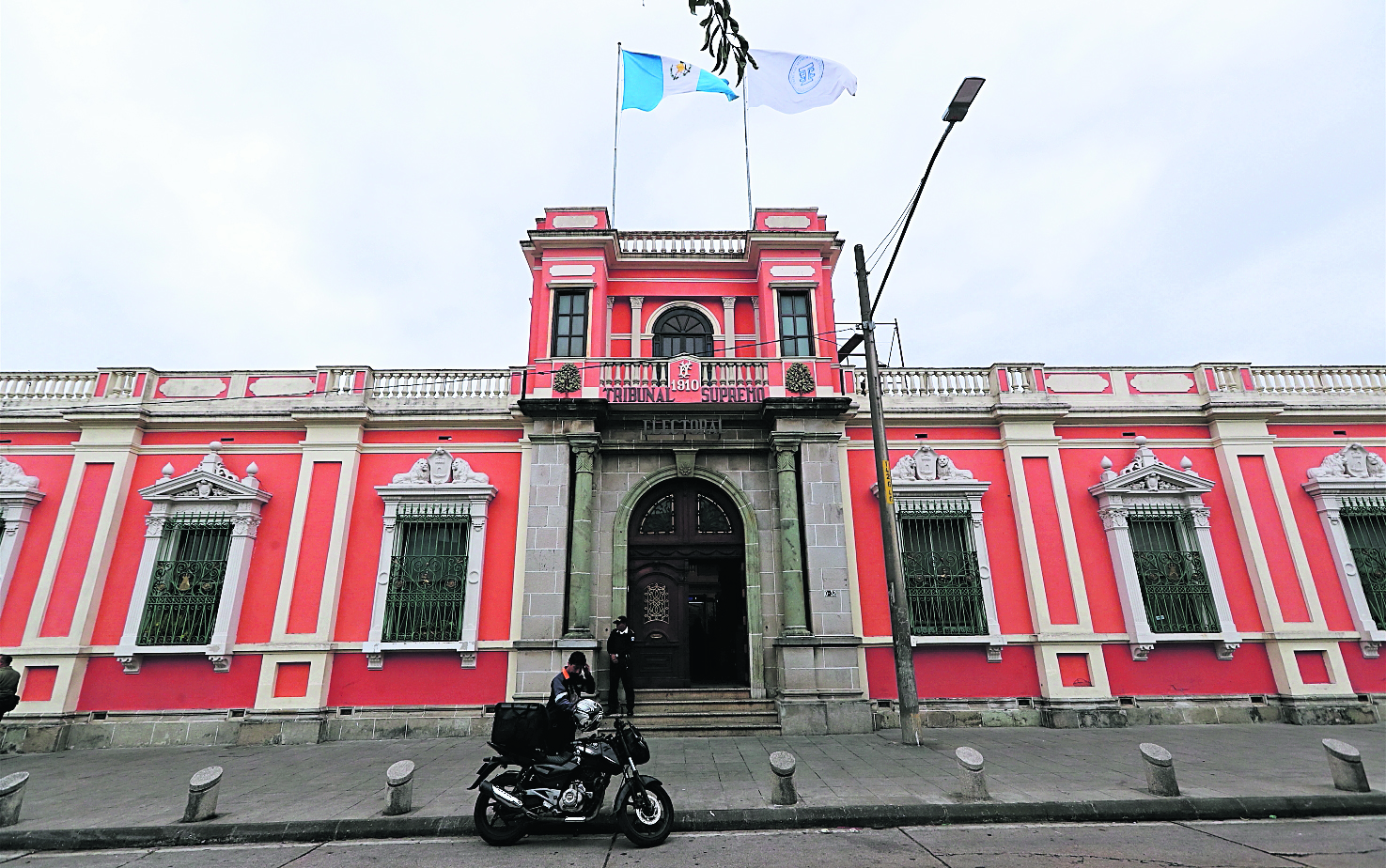 Van dos reuniones con los fiscales de los partidos políticos a las que se les niega el ingreso en el TSE. (Foto Prensa Libre: Hemeroteca PL)