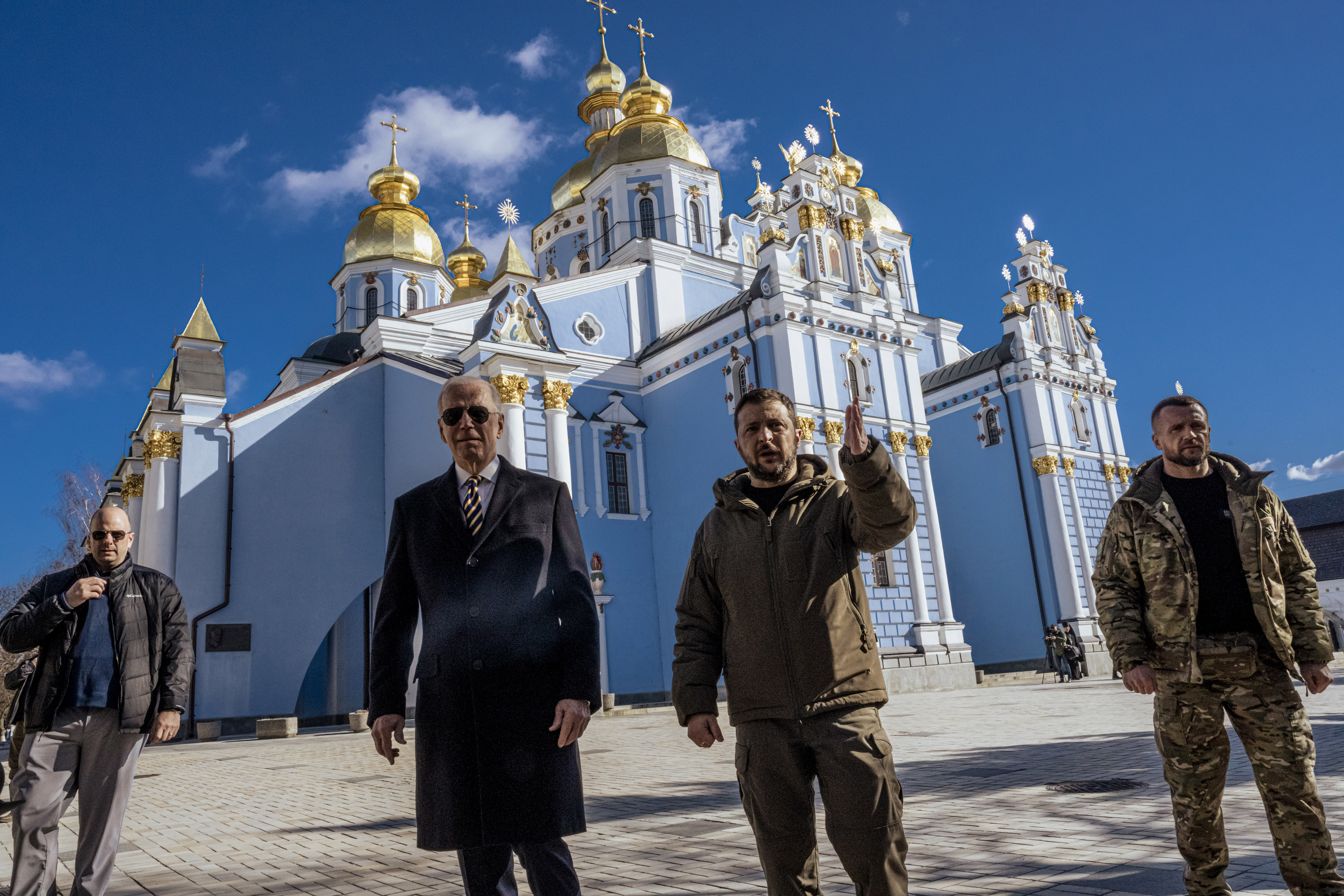 El presidente Joe Biden, a la izquierda, y el presidente Volodímir Zelenski durante la visita de Biden a Kiev el lunes 20 de febrero de 2023. El gobierno estadounidense prometió 2000 millones de dólares en ayuda militar para Ucrania. (Daniel Berehulak /The New York Times).