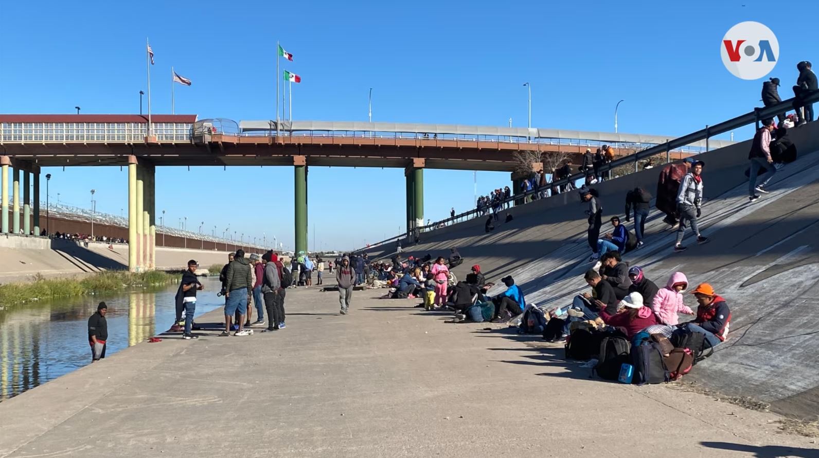 Foto de archivo de Venezolanos en la frontera buscan cruzar a EE. UU. pese al Título 42 el 22 de diciembre de 2022. (Foto Prensa Libre: VOA)