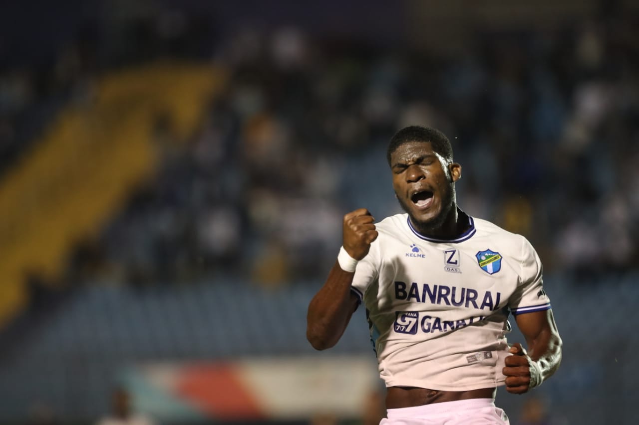 Londoño celebra el gol del triunfo de Comunicaciones frente a Cobán Imperial. (Foto Prensa Libre: Érick Ávila).