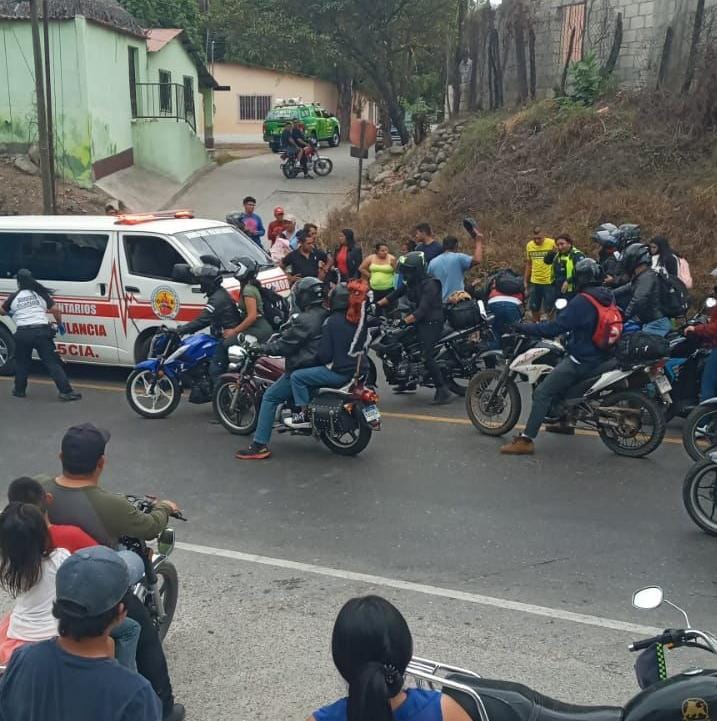 El agente recibió atención por parte de paramédicos. Fotografía: Bomberos Voluntarios.