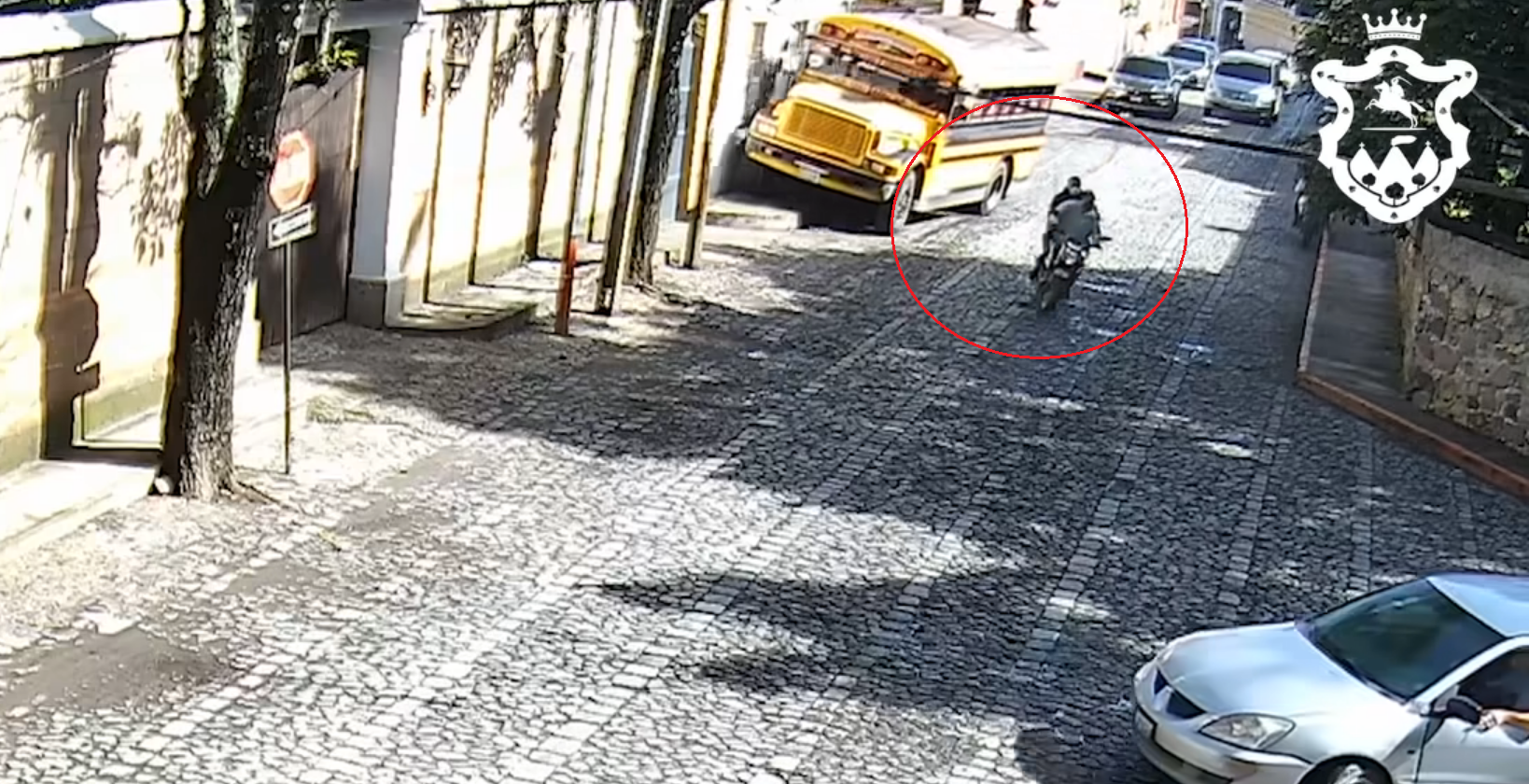 Una serie de videos muestra cómo ocurrió el ataque armado que causó la muerte de un piloto de bus extraurbano. El hecho se registró en meses anteriores, pero recién se hizo público. (Foto Prensa Libre: Ayuntamiento de Antigua Guatemala)